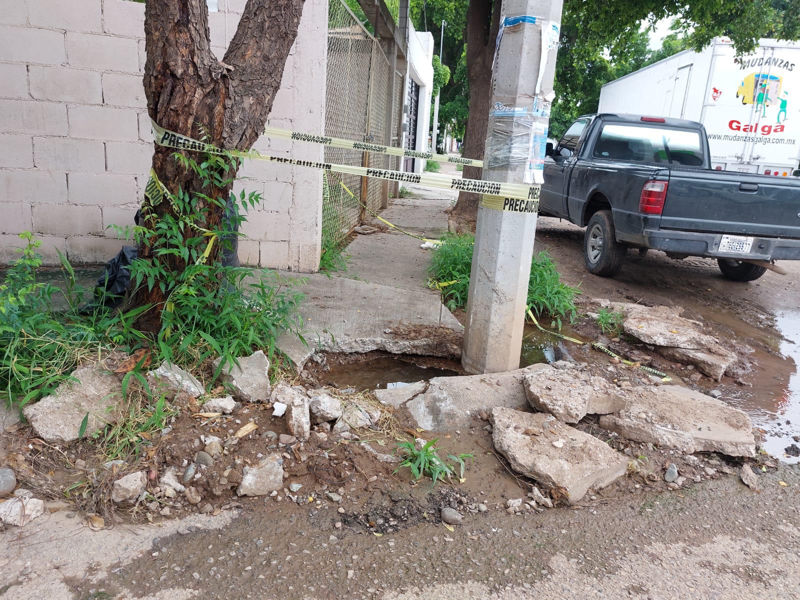 $!Japac rompió una banqueta en Culiacán para reparar fuga, pero empeoró el problema, denuncian vecinos