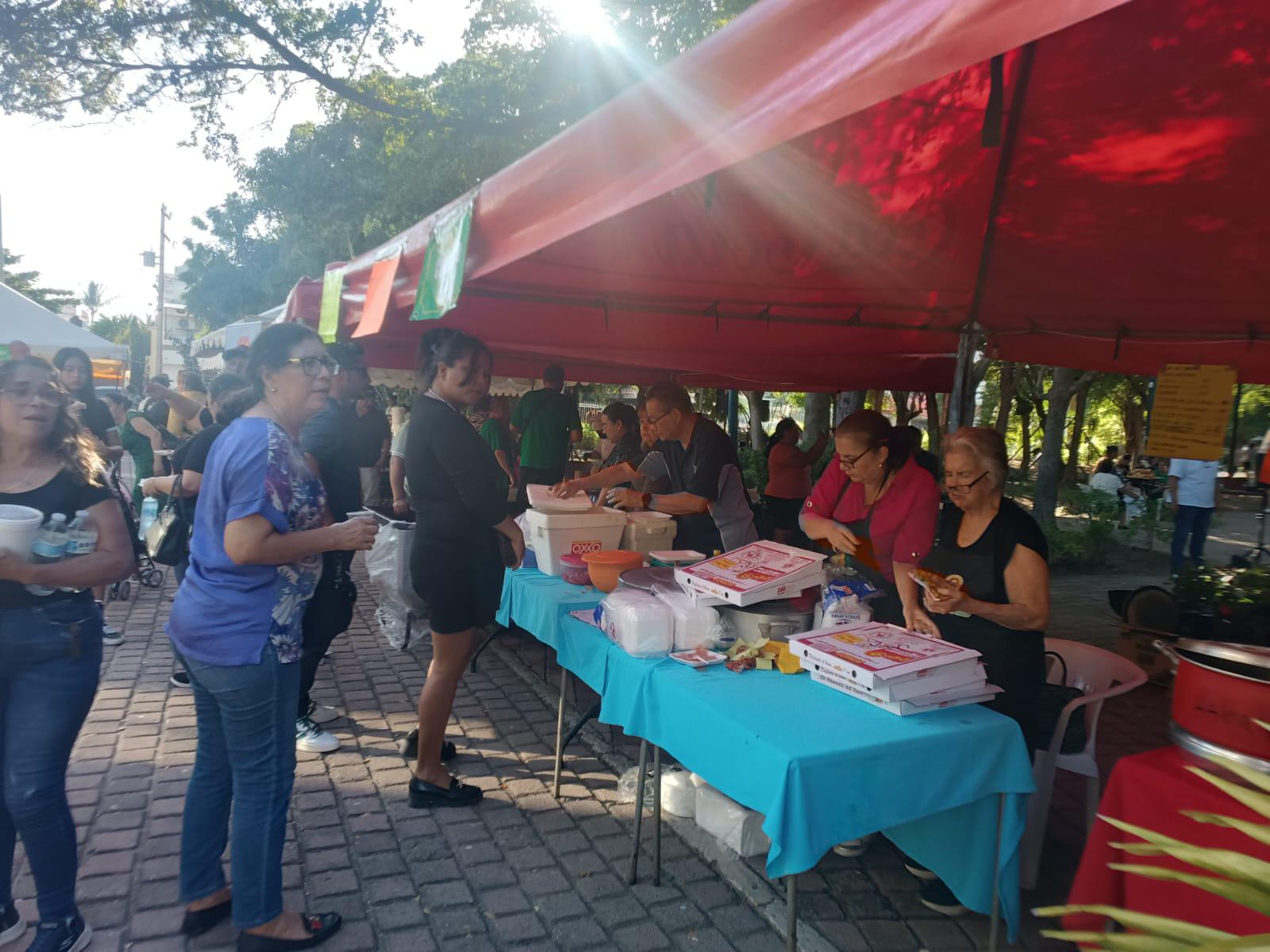 $!Conviven devotos a San Judas Tadeo en kermés gastronómica, en Mazatlán