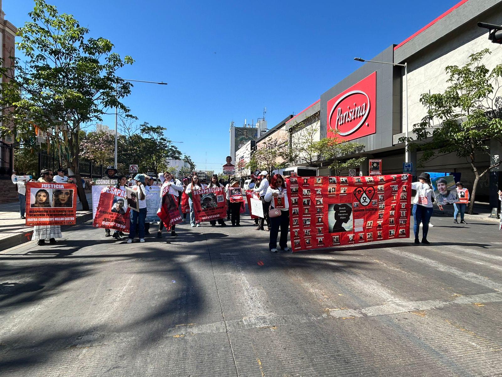 $!Marchan madres buscadoras a Fiscalía de Sinaloa previo al Día de las Madres