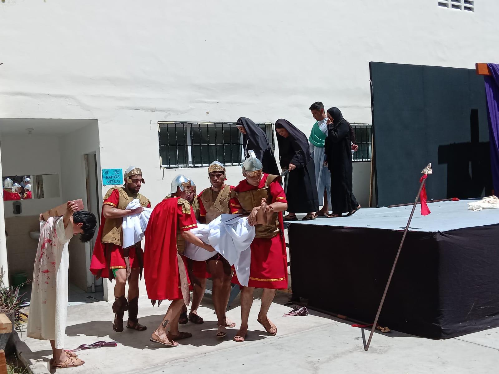 $!Mazatlecos y turistas atestiguan el Viacrucis Viviente en calles del Centro de puerto