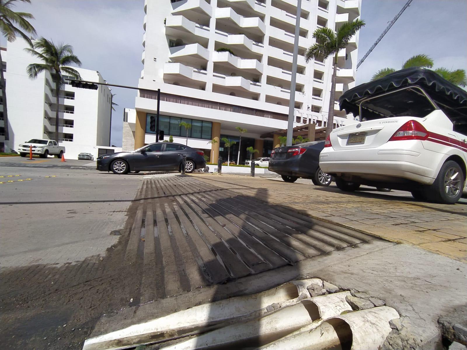 $!Con la primera lluvia, paso peatonal en la Avenida Camarón Sábalo, en Mazatlán, provoca inundaciones