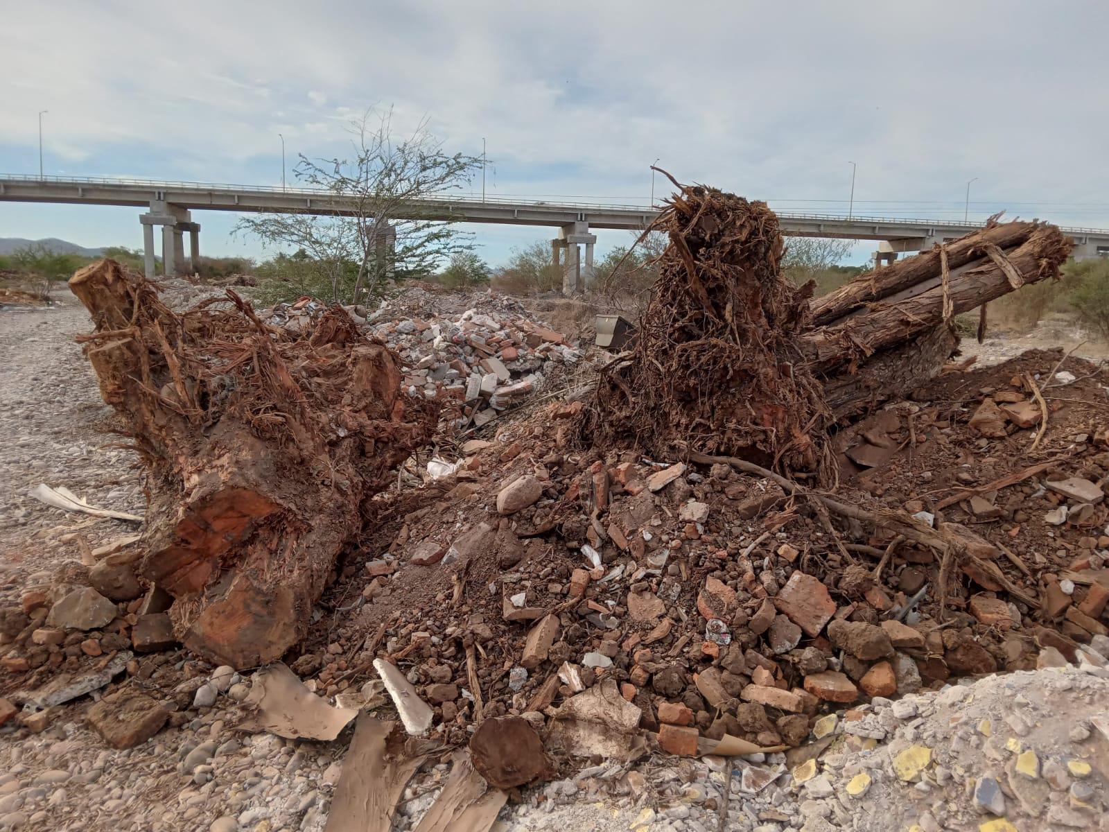 $!Proliferan tiraderos de basura y escombro en el margen del Río Baluarte
