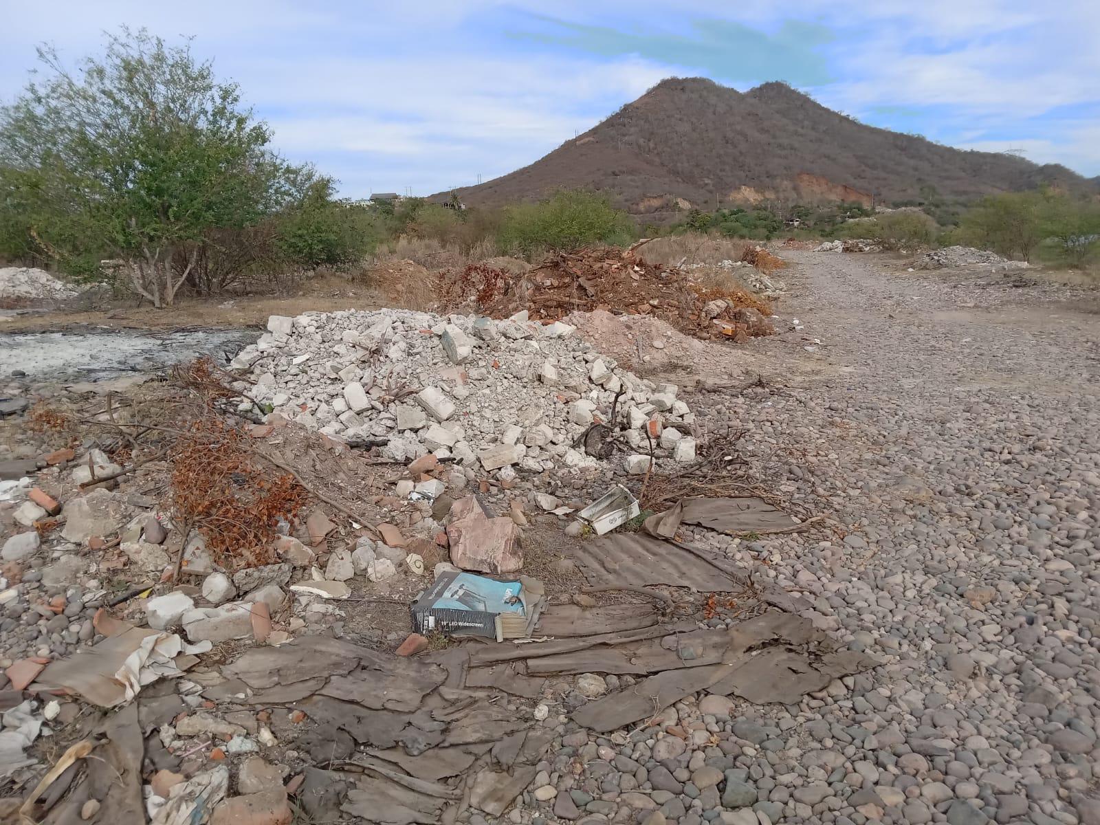 $!Proliferan tiraderos de basura y escombro en el margen del Río Baluarte