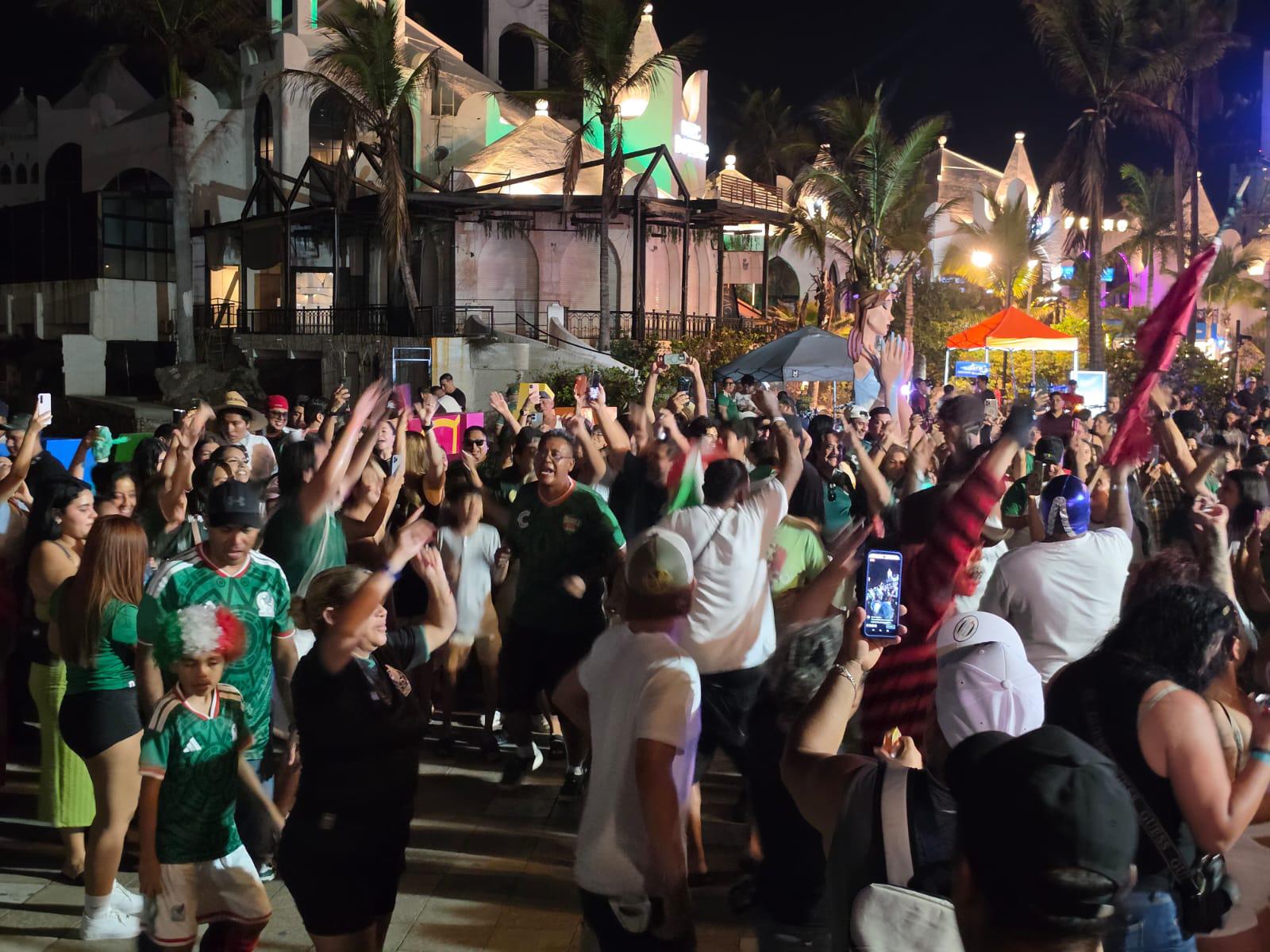 $!Unidos por el futbol, el Cielito Lindo y el ‘payaso de rodeo’, cimbra el Viva México desde Mazatlán