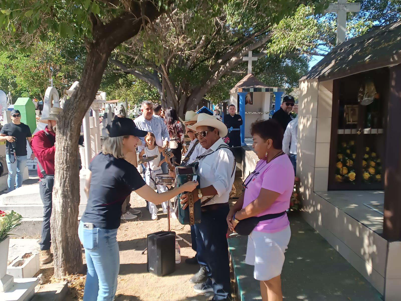 $!Alcaldesa supervisa operativo del Día de las Madres en panteones y anuncia nuevo proyecto en Mazatlán