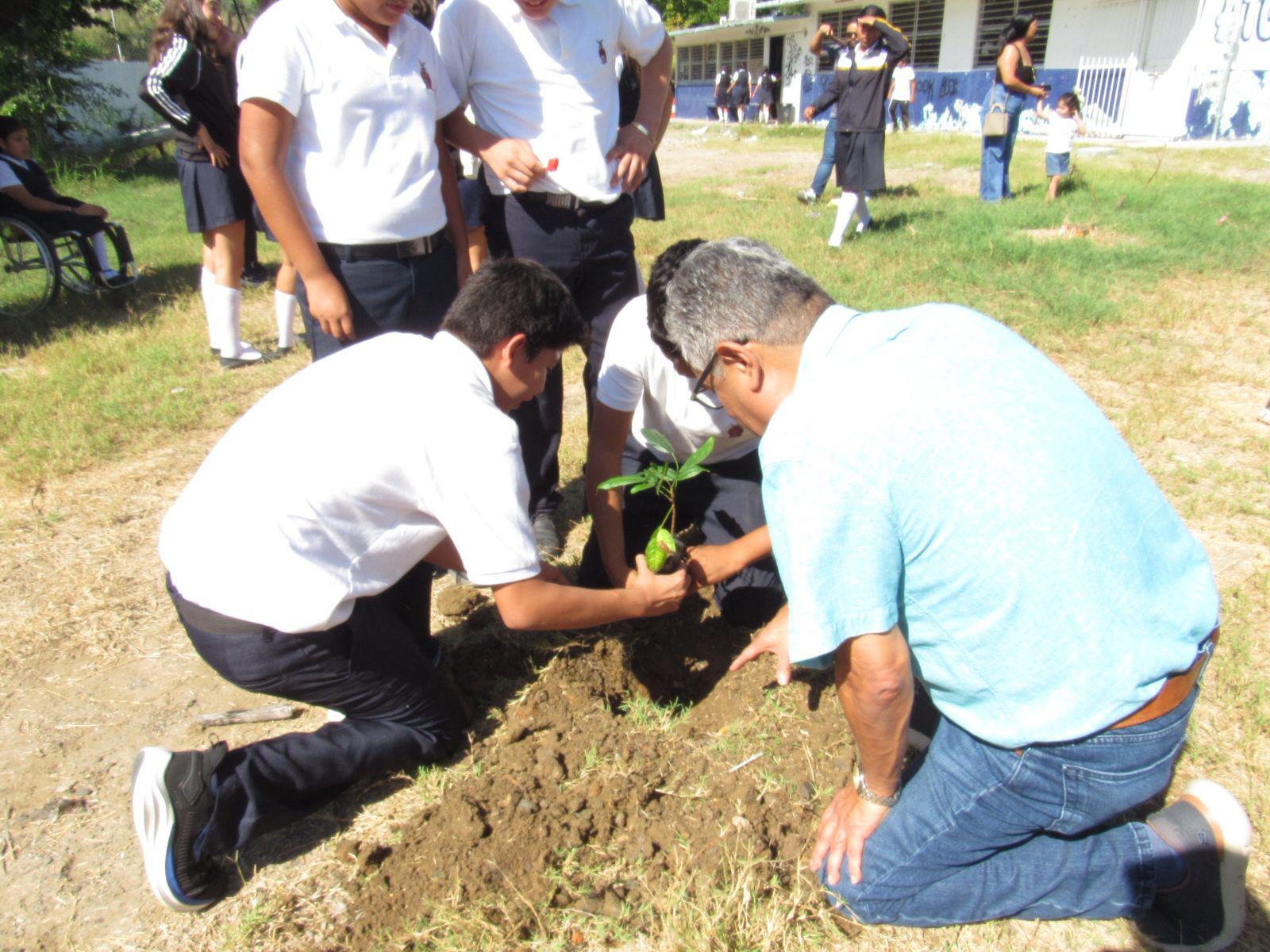 $!Se suma Secundaria Solidaridad a jornada de Arborización y Limpieza Escolar