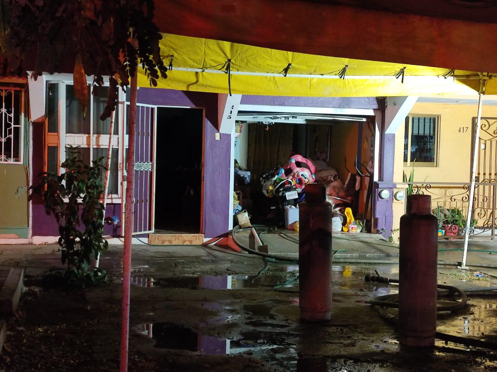 $!Intentan ahuyentar con pirotecnia a murciélagos, pero se incendia habitación en Mazatlán