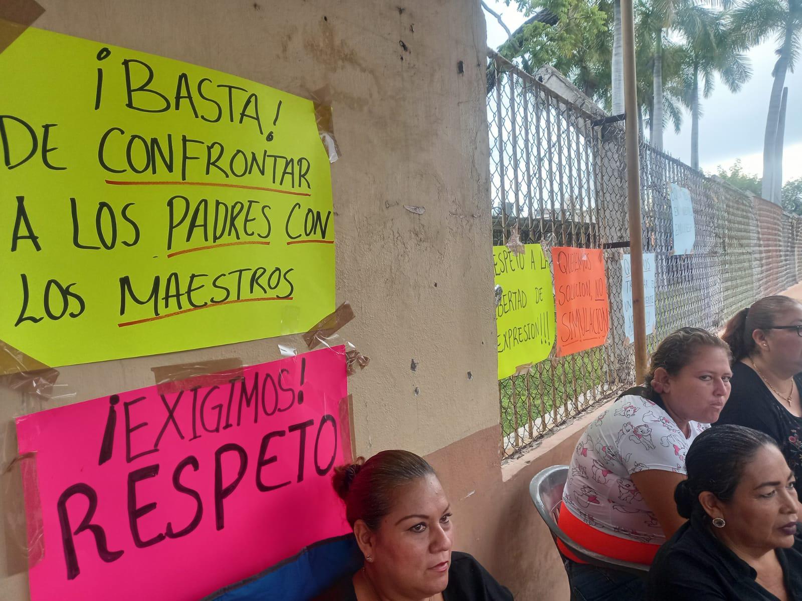 $!Toman primaria en Escuinapa; exigen destitución de la directora por hostigamiento laboral