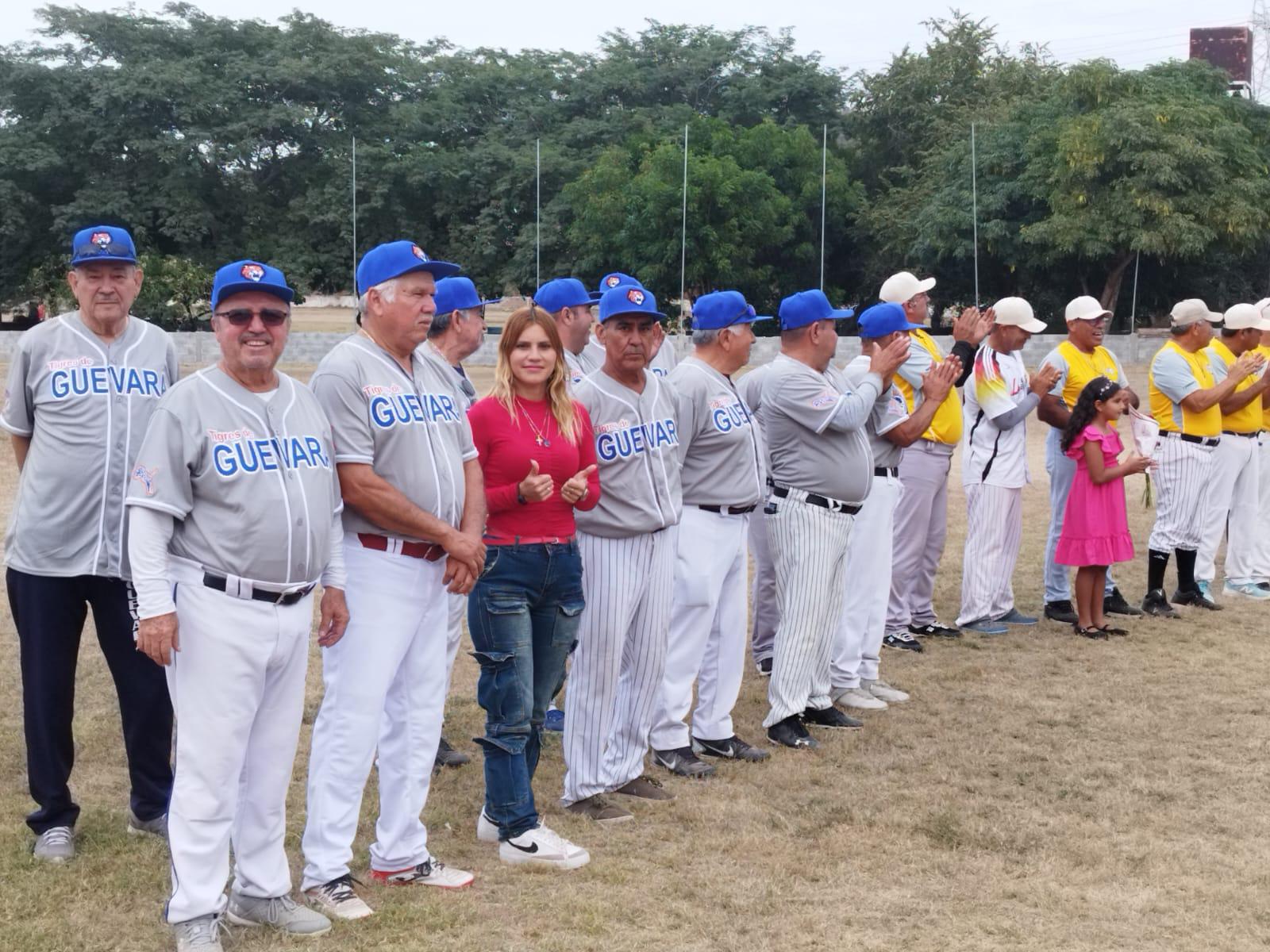 $!Reconocen a familia García Arauz en inauguración de Liga de Beisbol de 60 Años