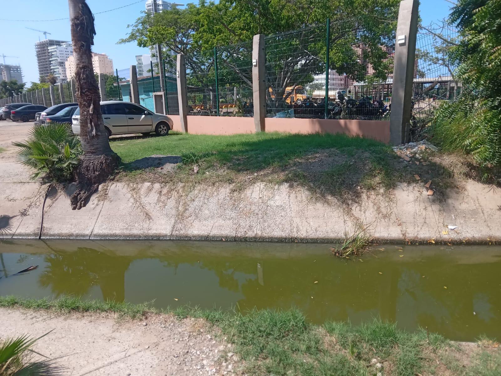$!Canal del fraccionamiento Flamingos, en Mazatlán, tiene olor a drenaje