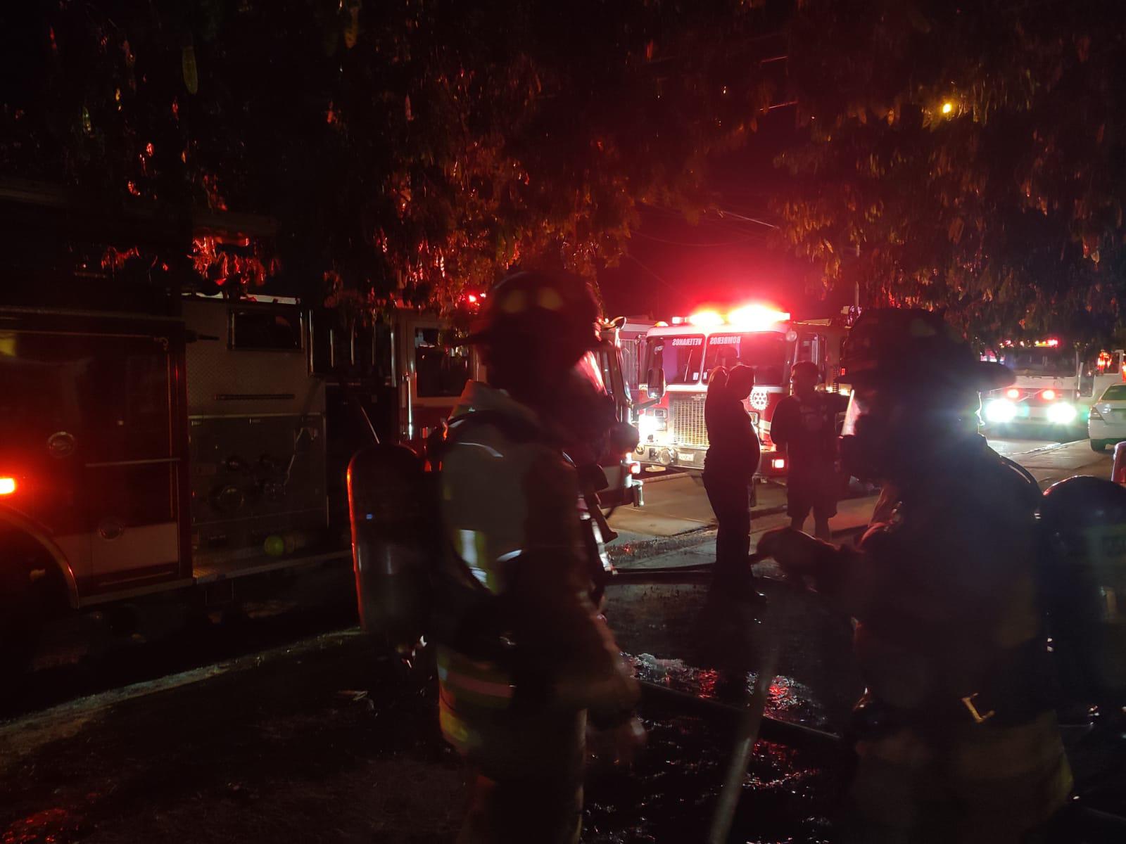 $!Intentan ahuyentar con pirotecnia a murciélagos, pero se incendia habitación en Mazatlán