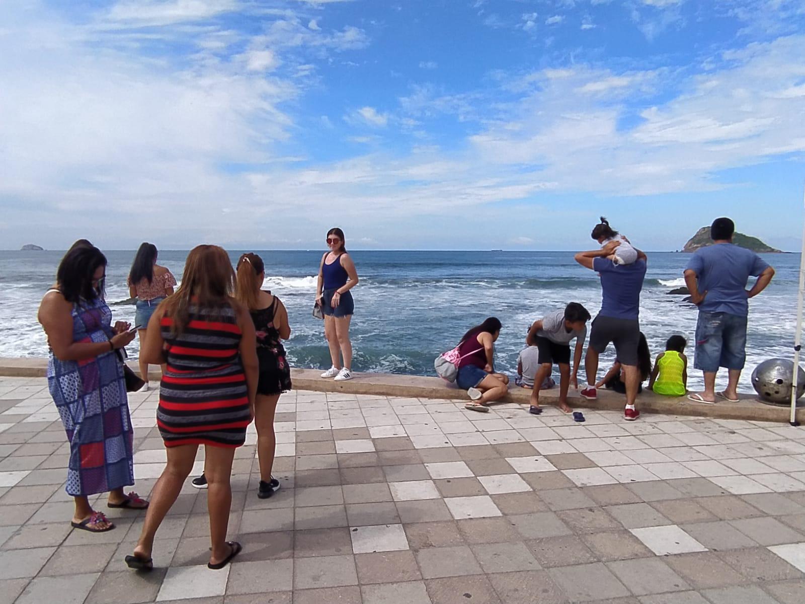 $!Pese al calor y la pandemia, turistas salen a disfrutar las playas y atractivos de Mazatlán