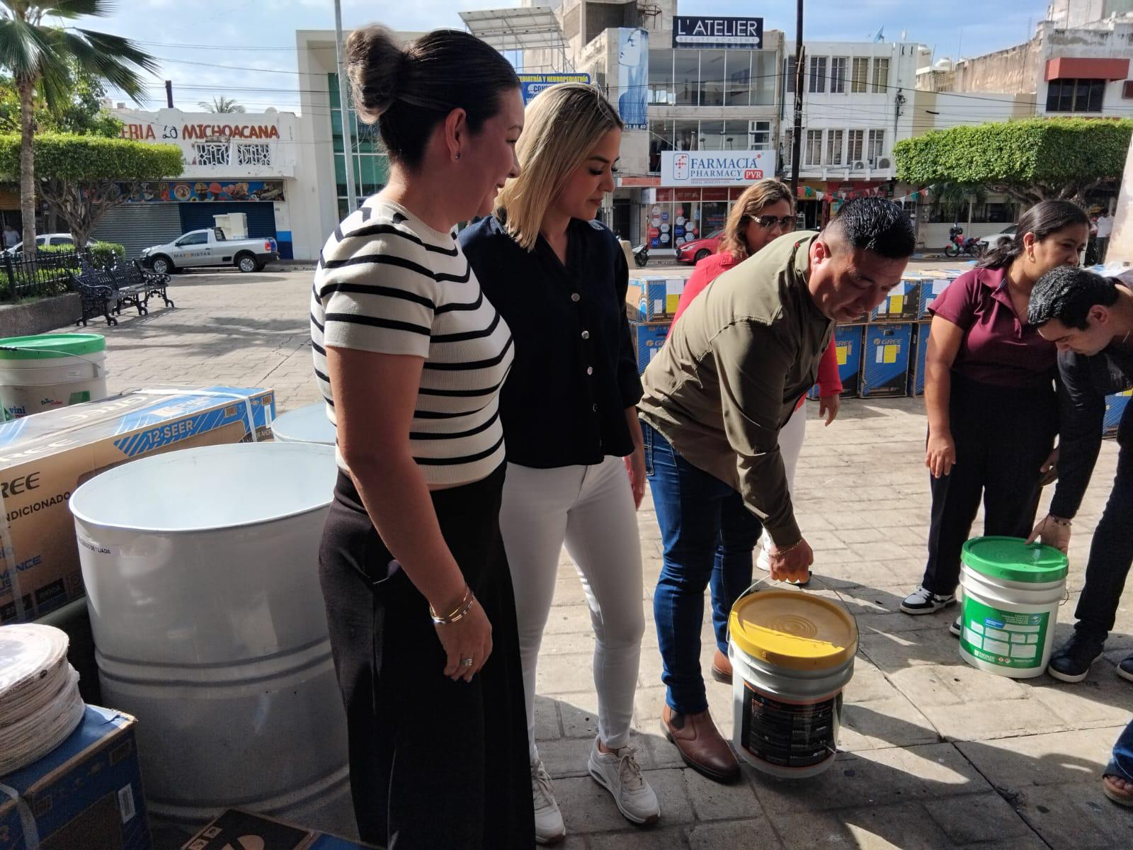 $!Entrega Gobierno de Mazatlán apoyos a 57 escuelas por $ 1.7 millones