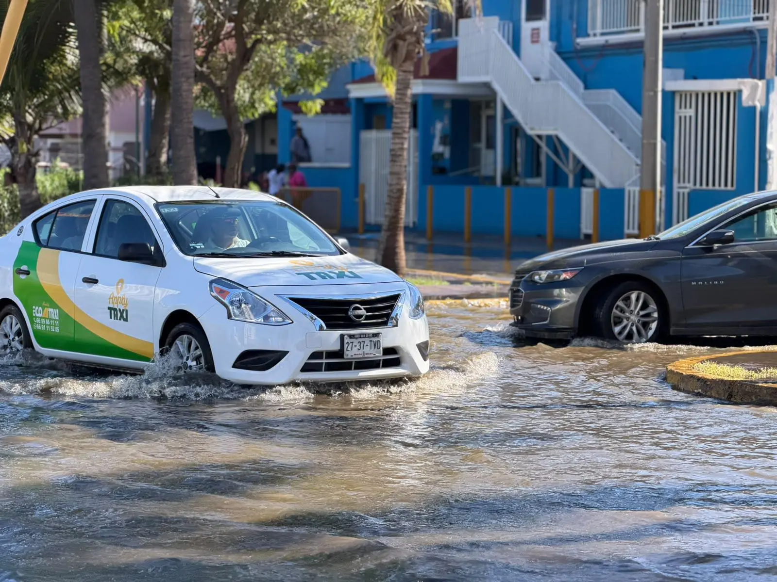 $!Desborde de Laguna del Camarón inunda vialidades y oculta riesgos en Mazatlán