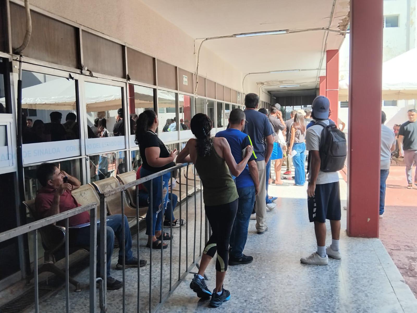 $!Aprovechan contribuyentes último día del Buen Fin para trámites en Recaudación de Rentas en Mazatlán