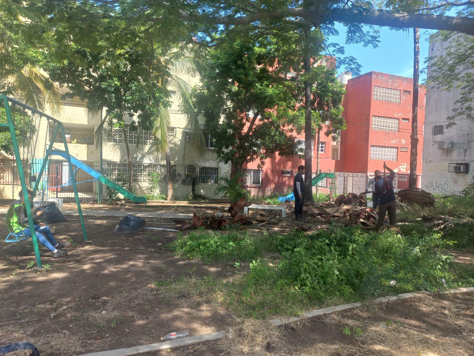 $!Atienden denuncia de vecinos del fraccionamiento El Toro con brigada de limpieza