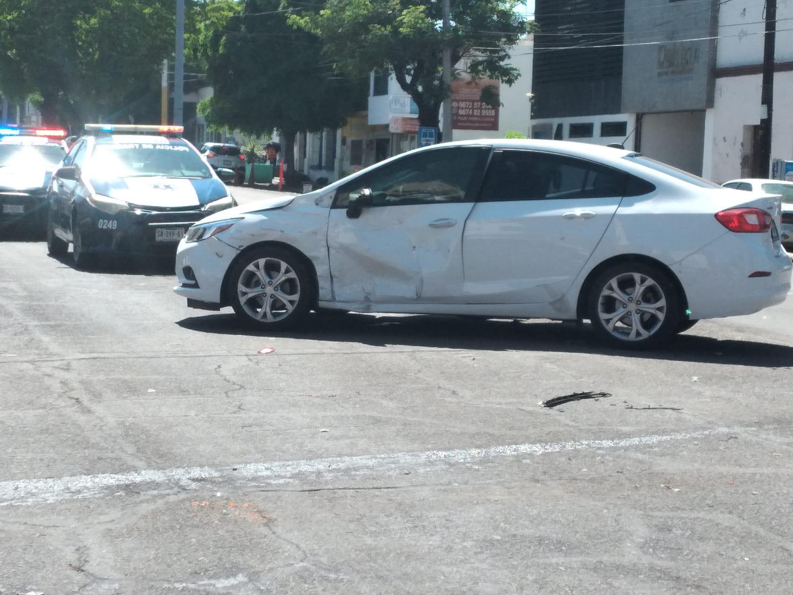 $!Daños materiales dejó un choque en el centro de Culiacán