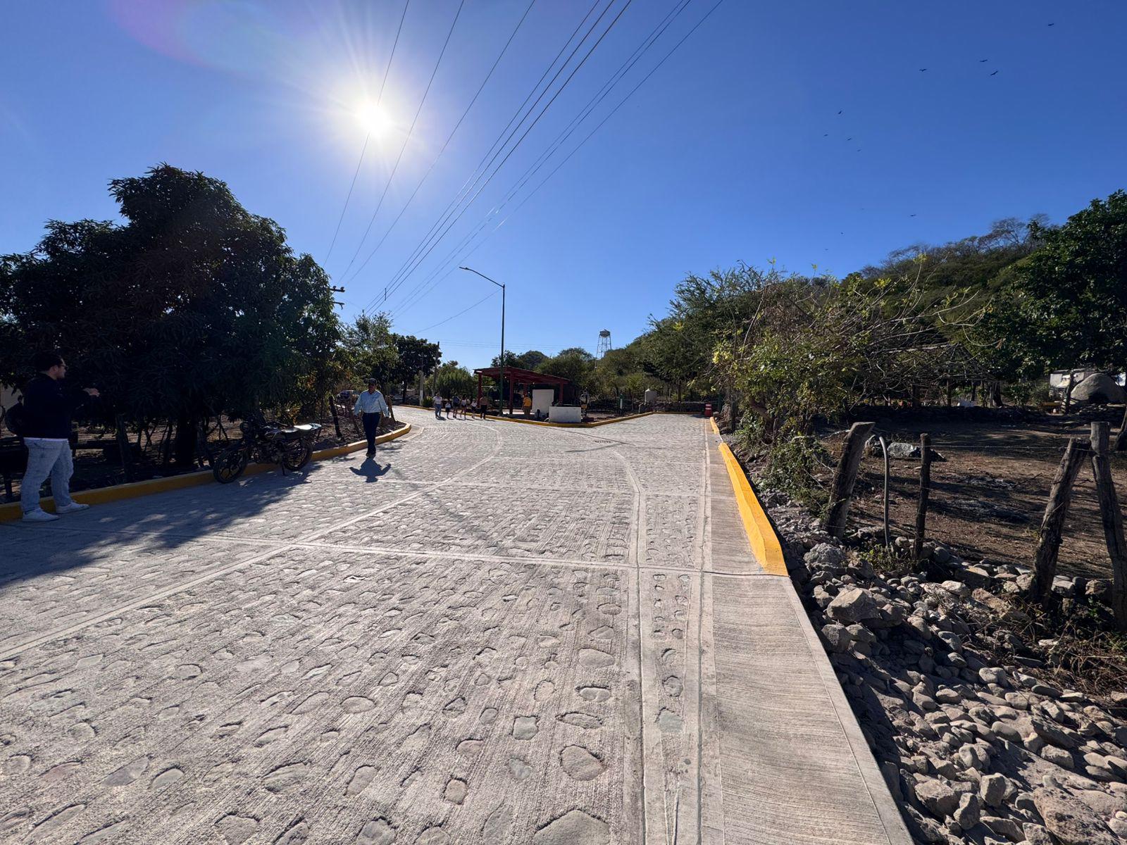 $!Rocha Moya inaugura obras por $15 millones en su natal Badiraguato y cierra gira rural de 2025 en Sinaloa