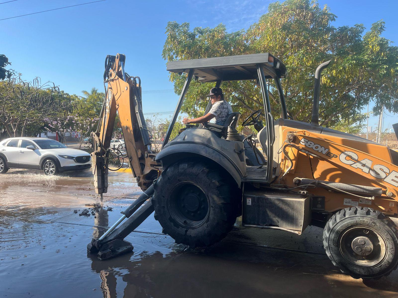 $!Se registra mega fuga de agua potable en Chulavista, al norte de Mazatlán