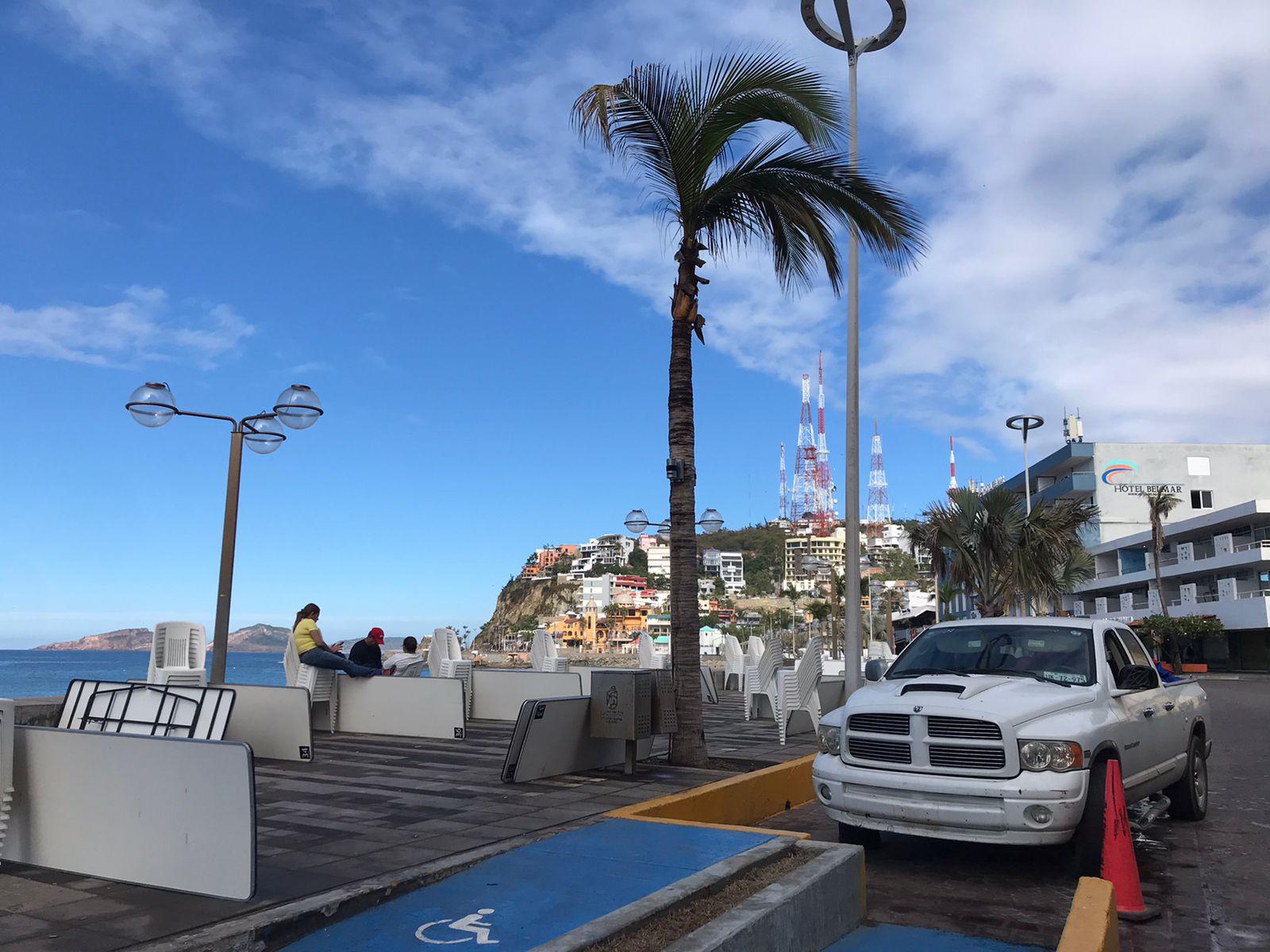 $!Siguen la fiesta: turistas llegan ‘amanecidos’ a disfrutar del malecón de Mazatlán
