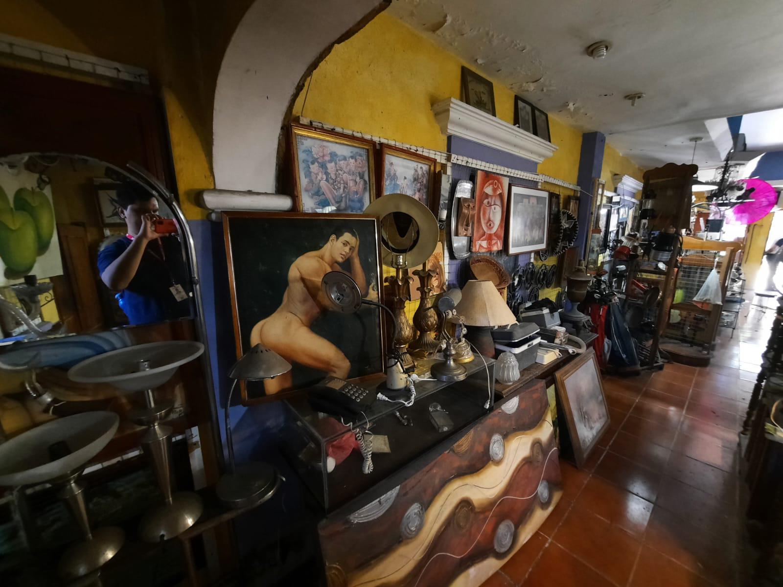 $!El Bazar de Javier, un espacio de antigüedades de México, en el Centro de Mazatlán
