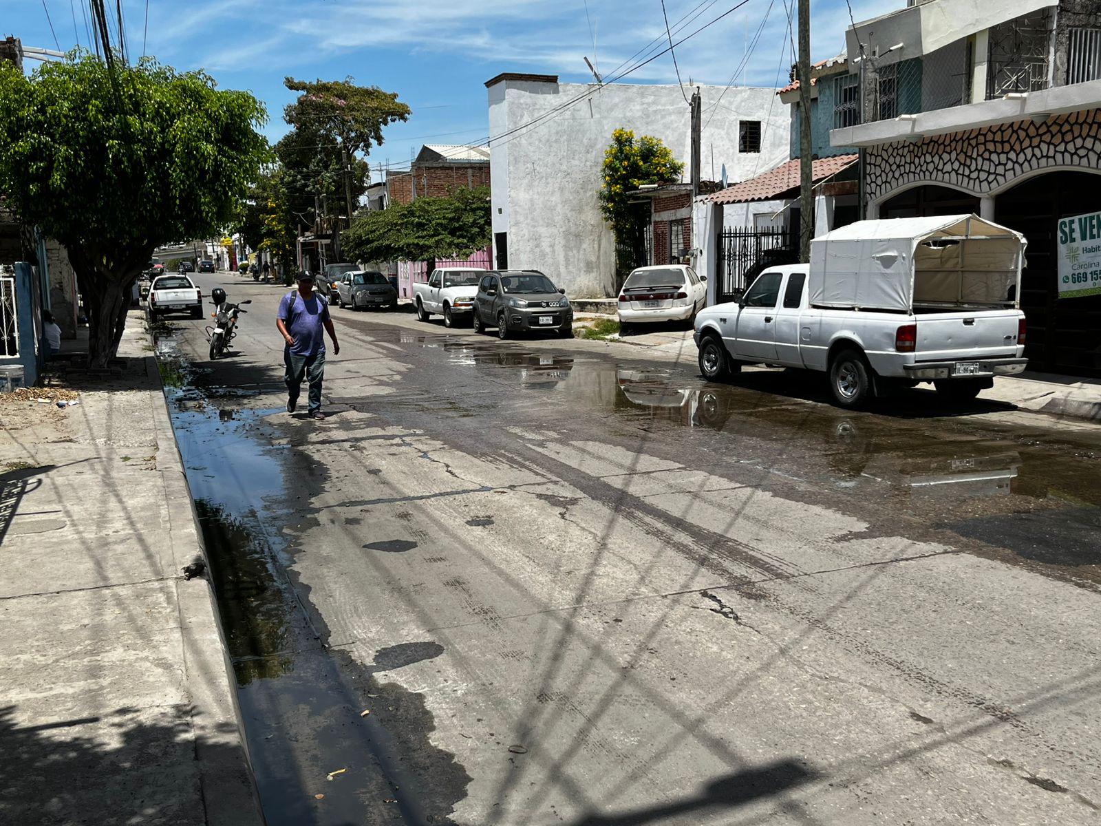 $!Denuncian fuga de aguas negras en la colonia Ramón F. Iturbe, en Mazatlán; advierten bloqueos