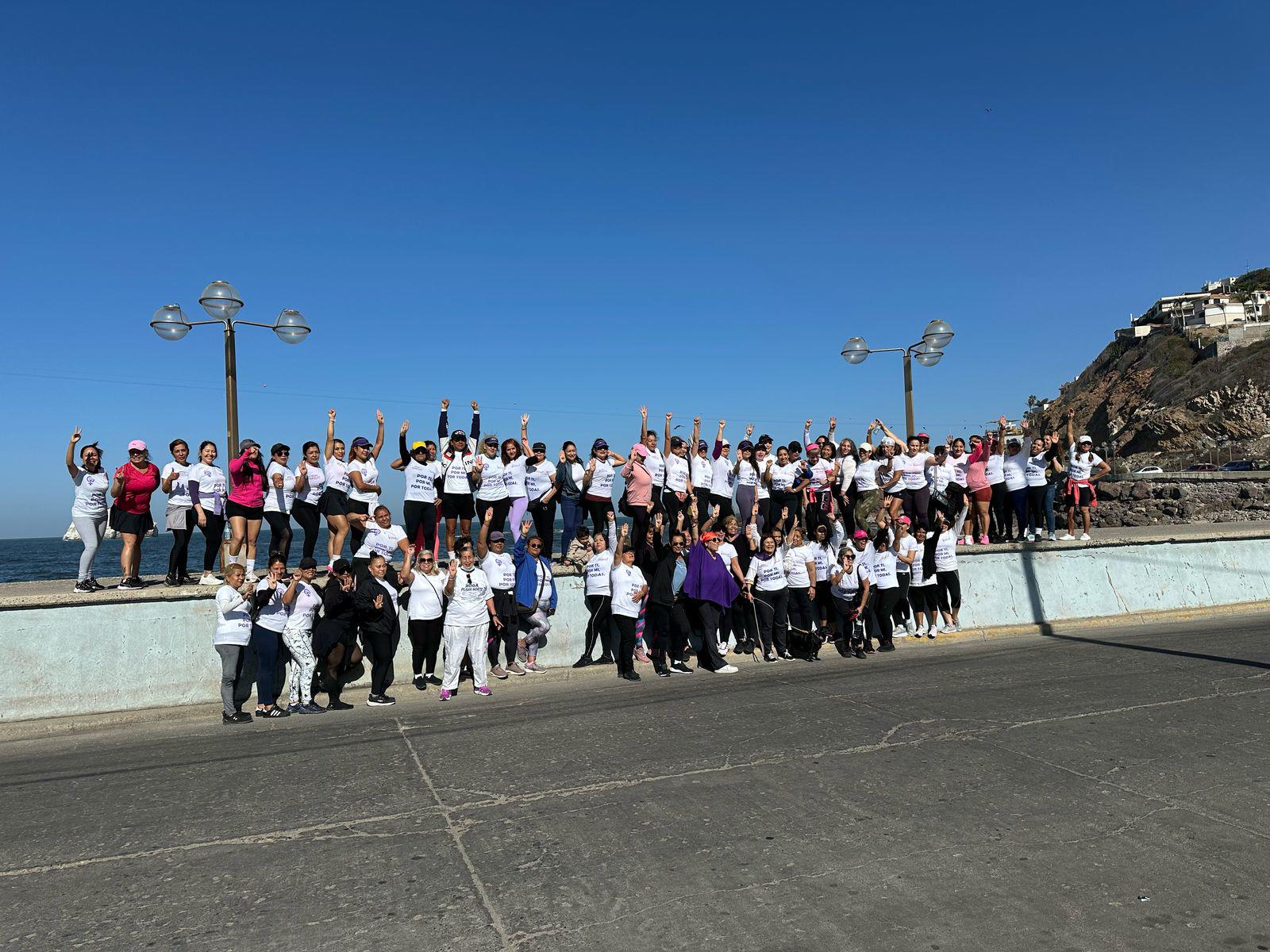 $!Conmemoran Día de la Mujer con Mega Clase en las faldas del Faro Mazatlán