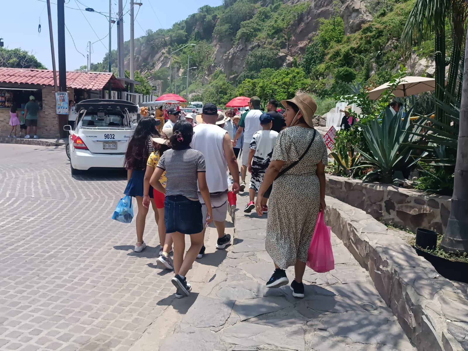 $!Por las altas temperaturas de este martes, cierran el acceso al público en el Faro de Mazatlán