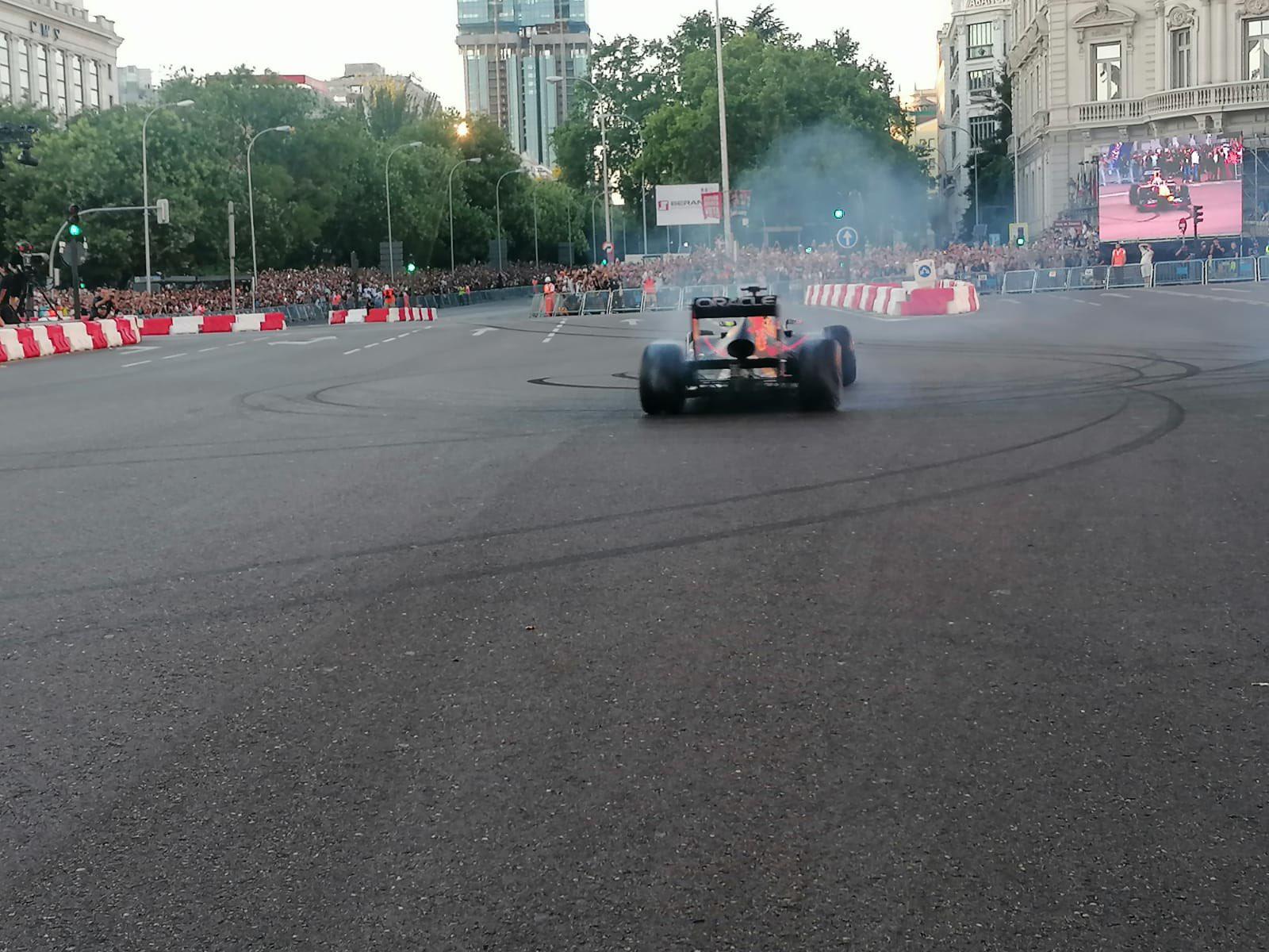 $!‘Checo’ Pérez hizo rugir su Red Bull por el centro de Madrid