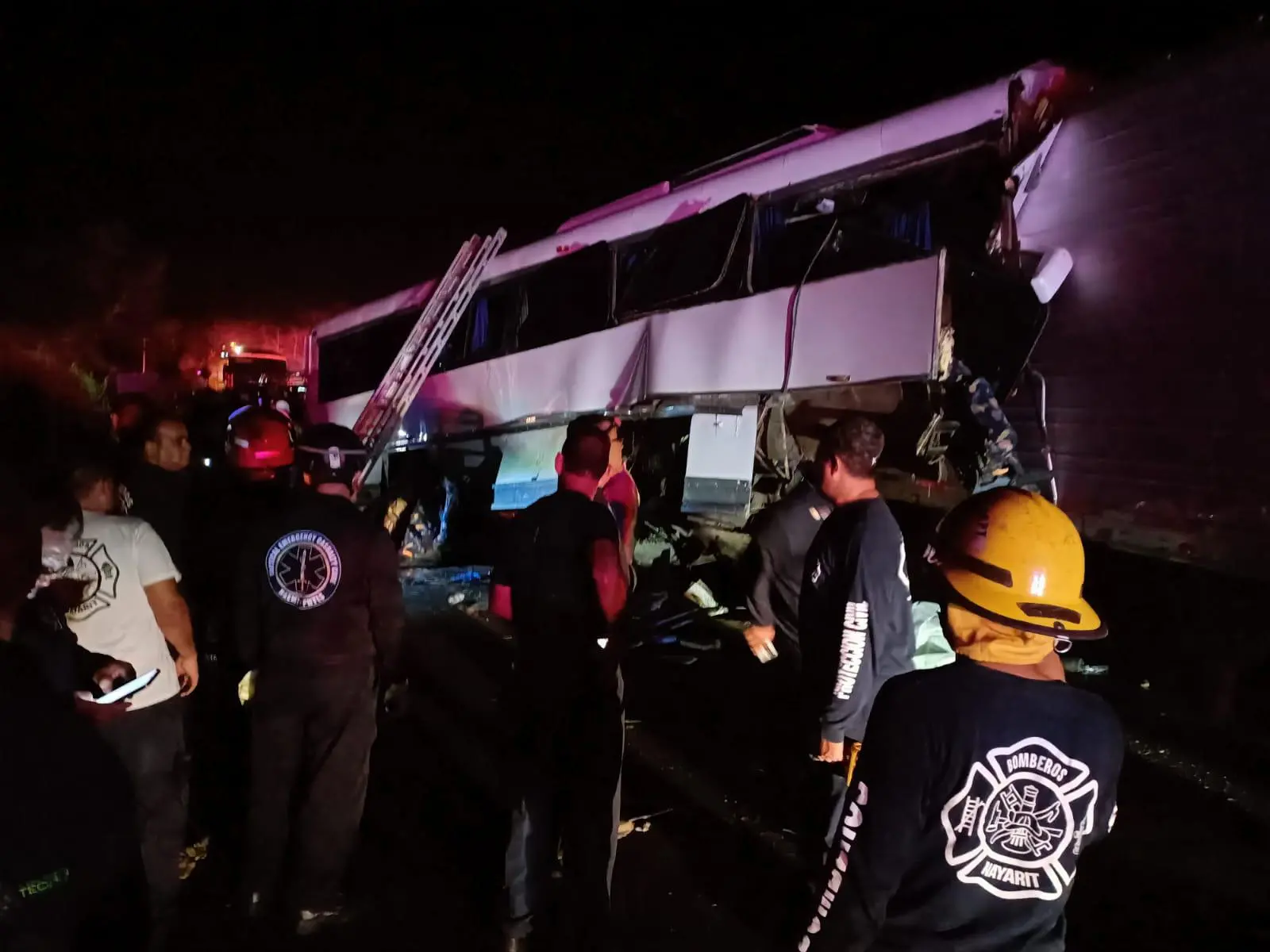 $!Cuatro muertos deja choque de autobús contra tráiler en la carretera libre Tepic-Mazatlán, a la altura de Rosamorada, Nayarit