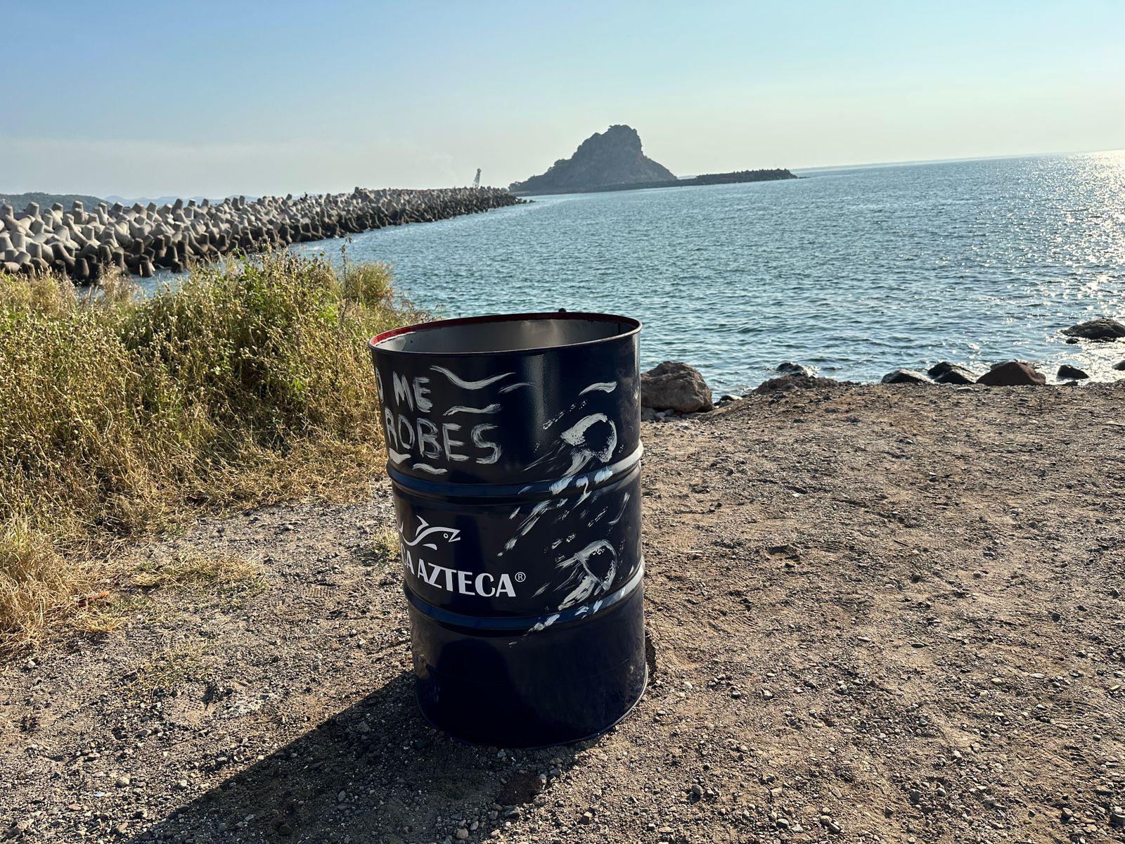 $!Colocan MazConCiencia botes de basura en la escollera del Faro Mazatlán