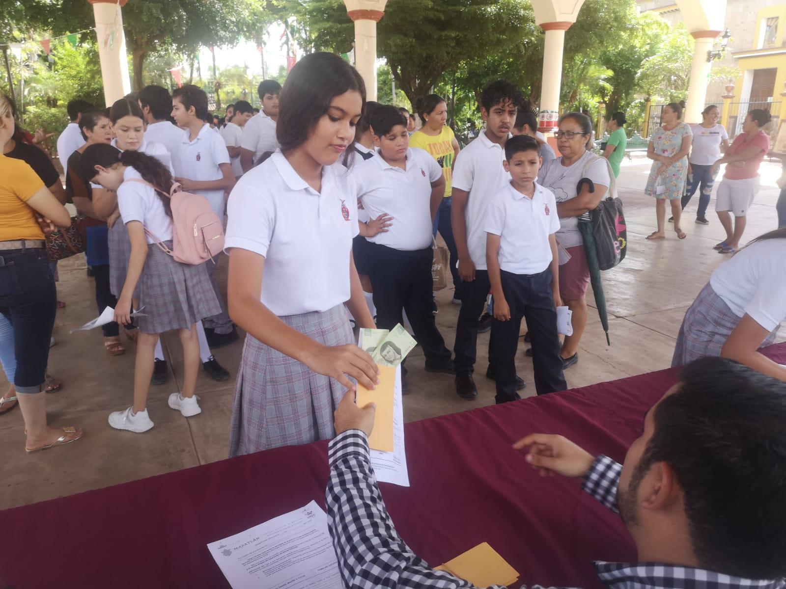 $!Entregan becas a estudiantes de los poblados de El Quelite y Mármol