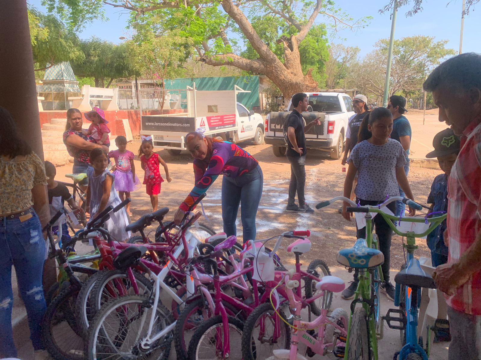 $!Fridas en Bici Sinaloa hace felices a las niñas y niños de El Armadillo, en Mazatlán
