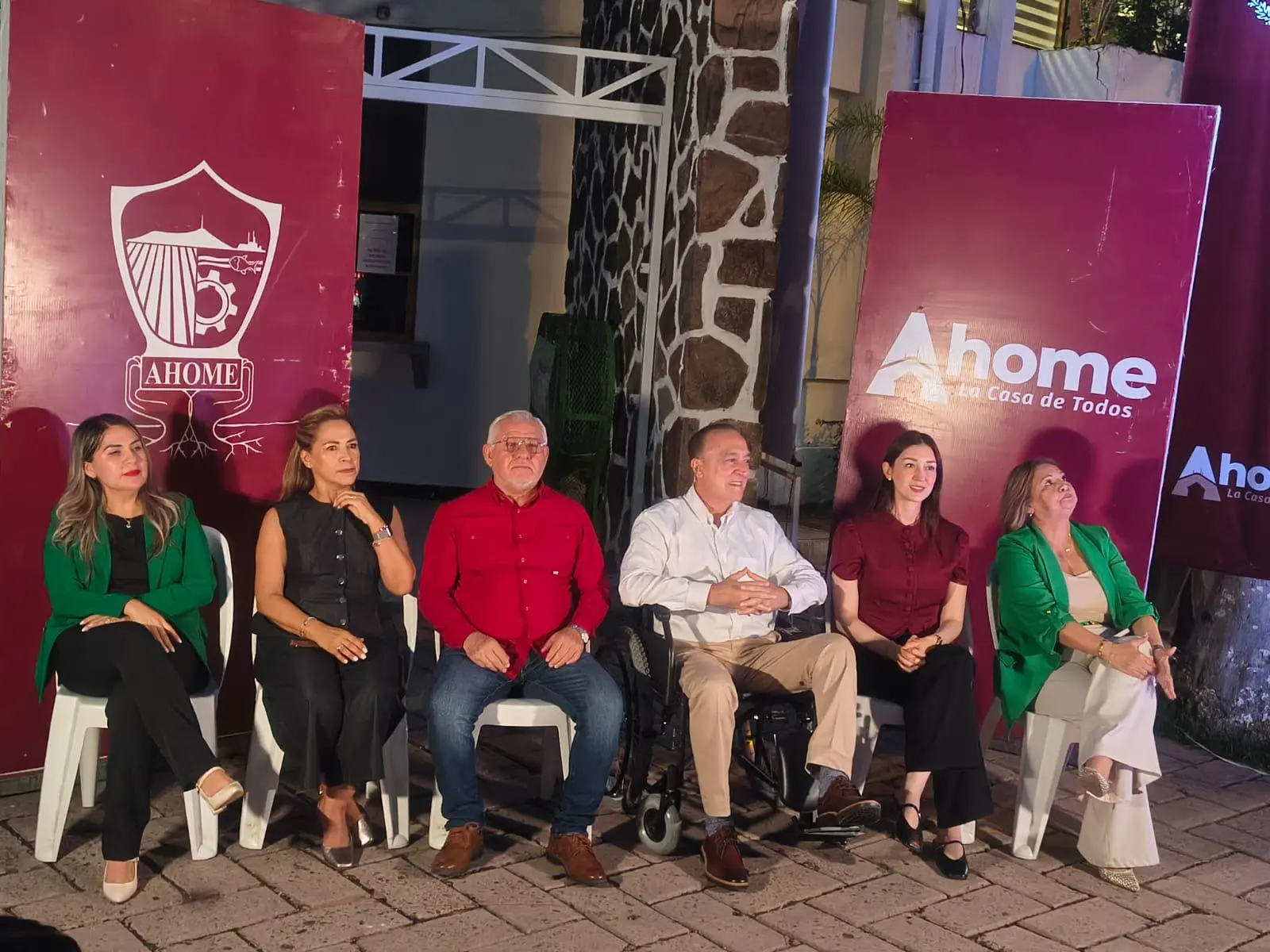 $!Iluminan de verde, blanco y rojo el Palacio Municipal de Ahome; Alcalde hace un llamado a la unidad