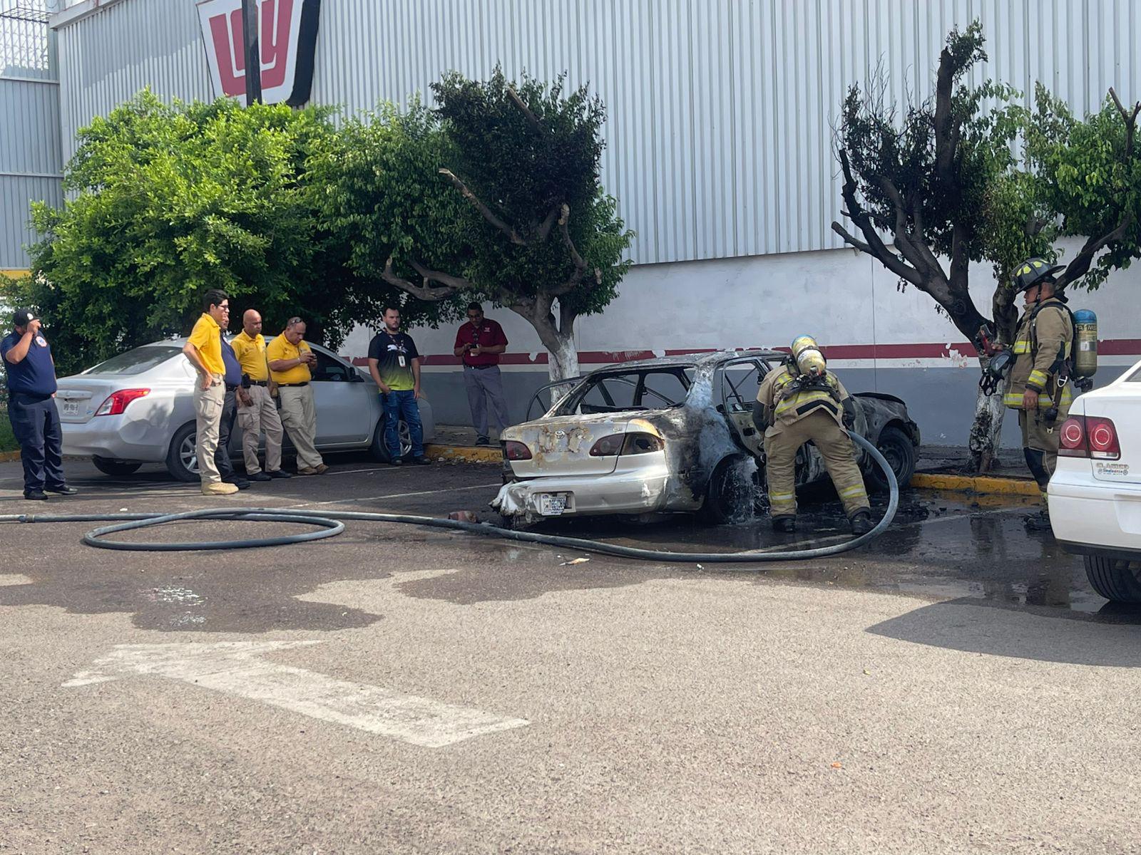 $!Se incendia auto en tienda de conveniencia en Mazatlán; fue pérdida total