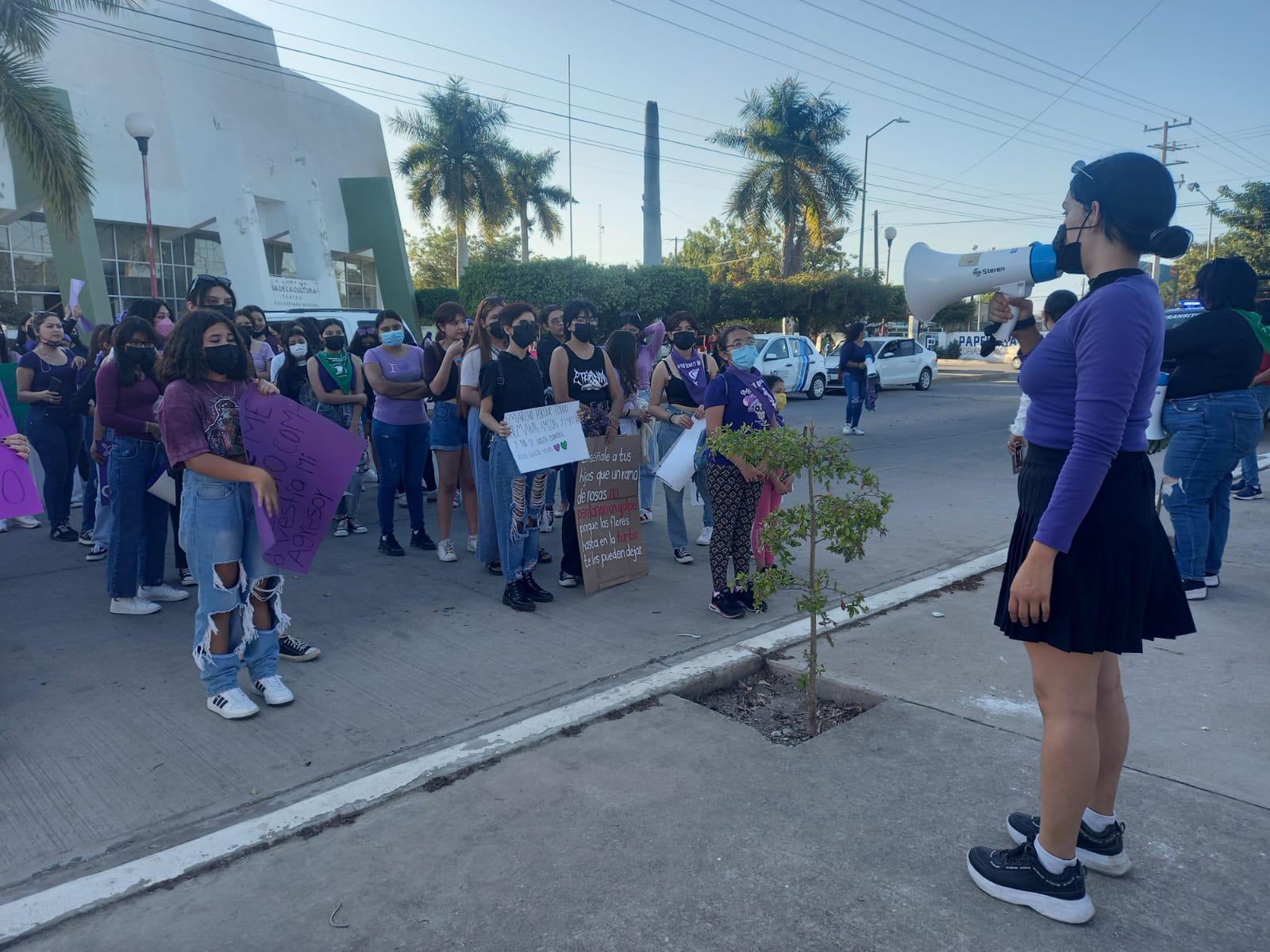 $!Marchan decenas de mujeres en Escuinapa; exigen respeto y protección