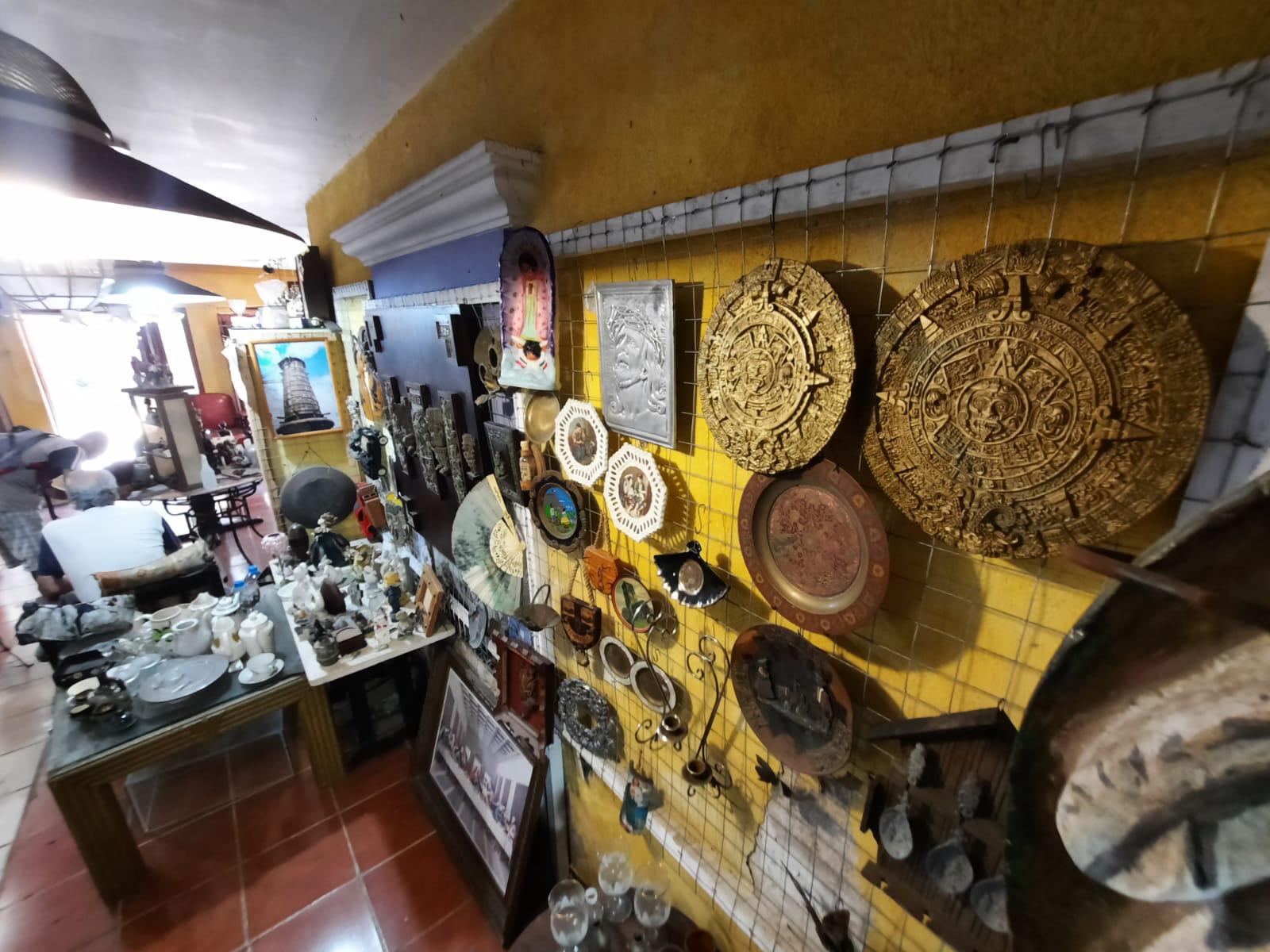$!El Bazar de Javier, un espacio de antigüedades de México, en el Centro de Mazatlán