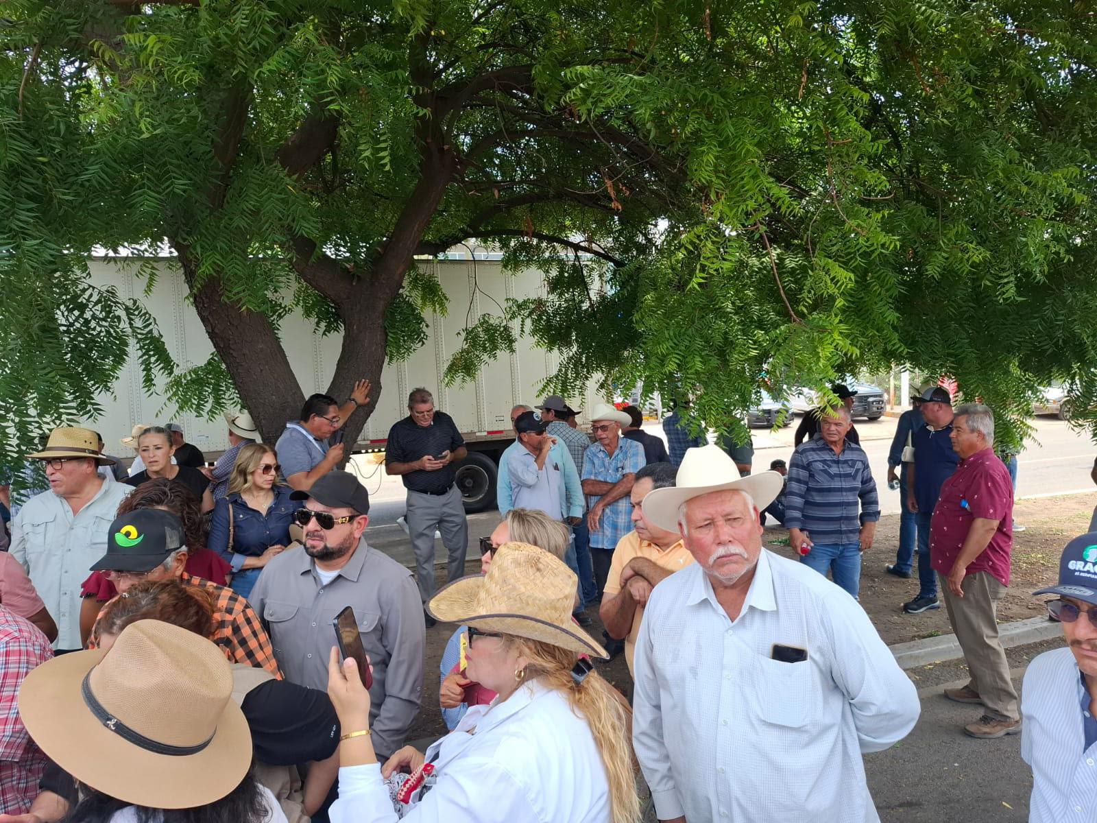 $!Agricultores bloquean carretera Culiacán–Navolato a la altura del aeropuerto tras protesta en la Sader