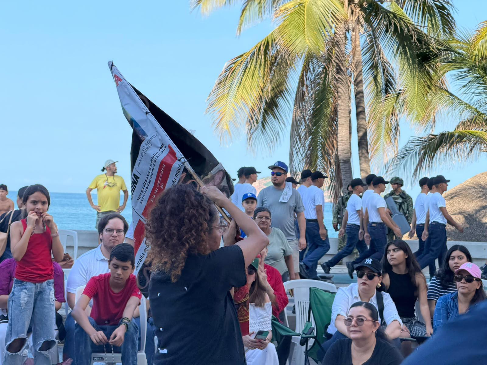 $!Se suma Nadia Margarita al desfile en Mazatlán para visibilizar desaparición de su hermana Cecilia