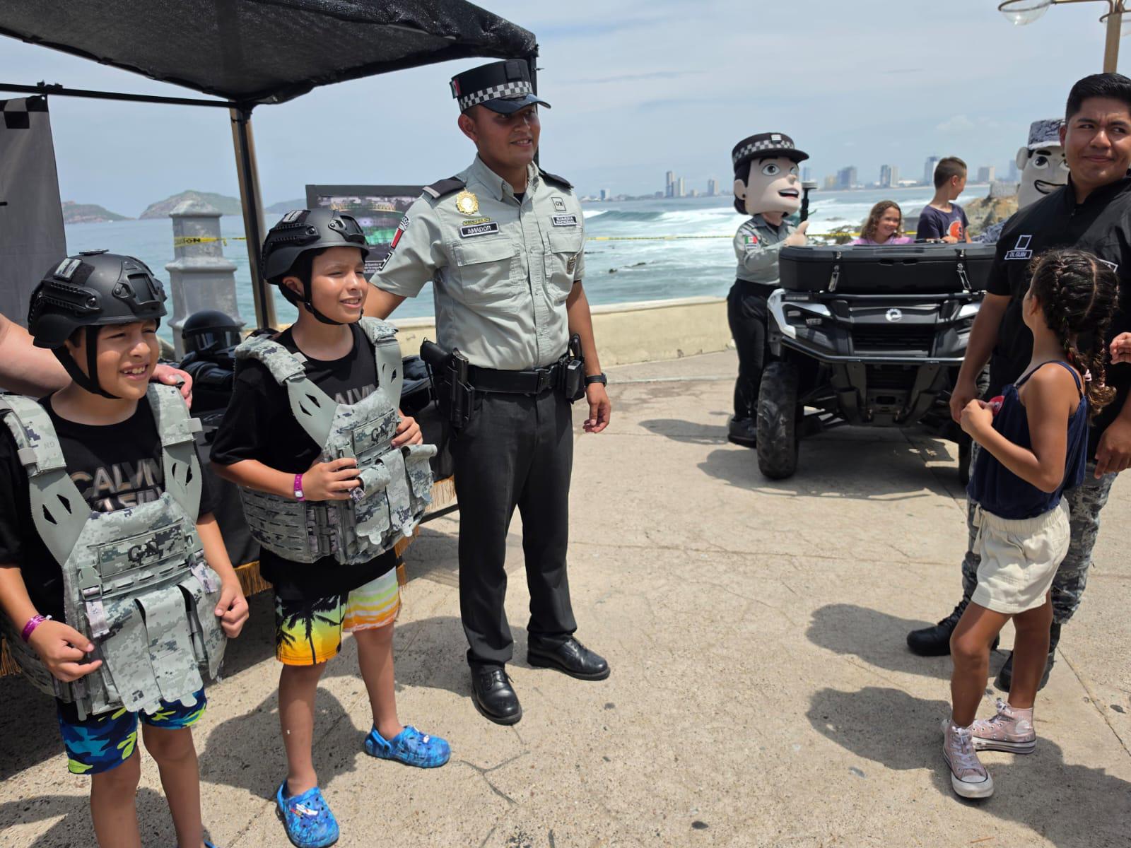 $!Realiza Guardia Nacional exposición de vehículos y equipo en Glorieta Sánchez Taboada, en Mazatlán