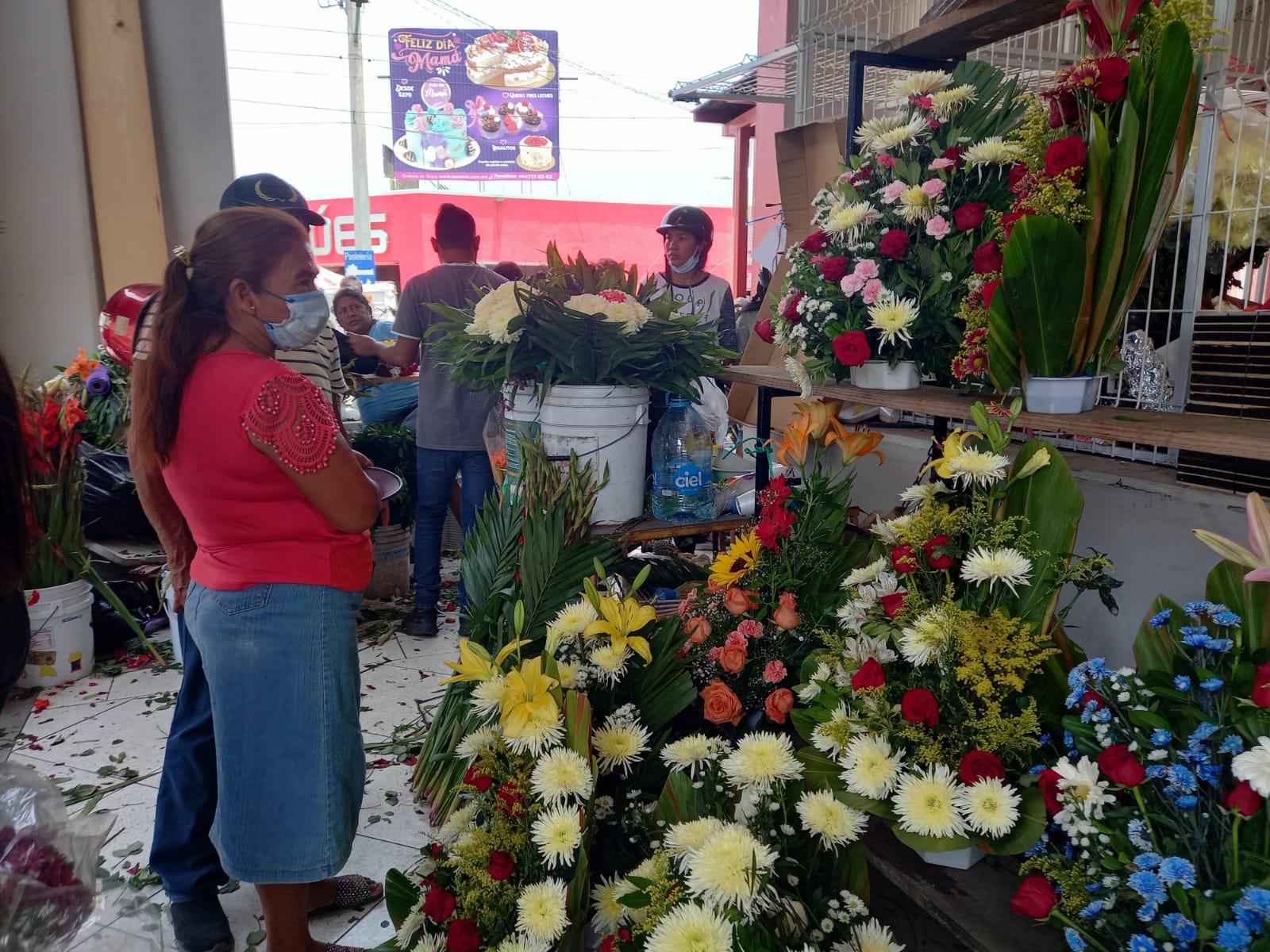 $!Por el Día de las Madres, los puestos en Escuinapa tienen buenas ventas