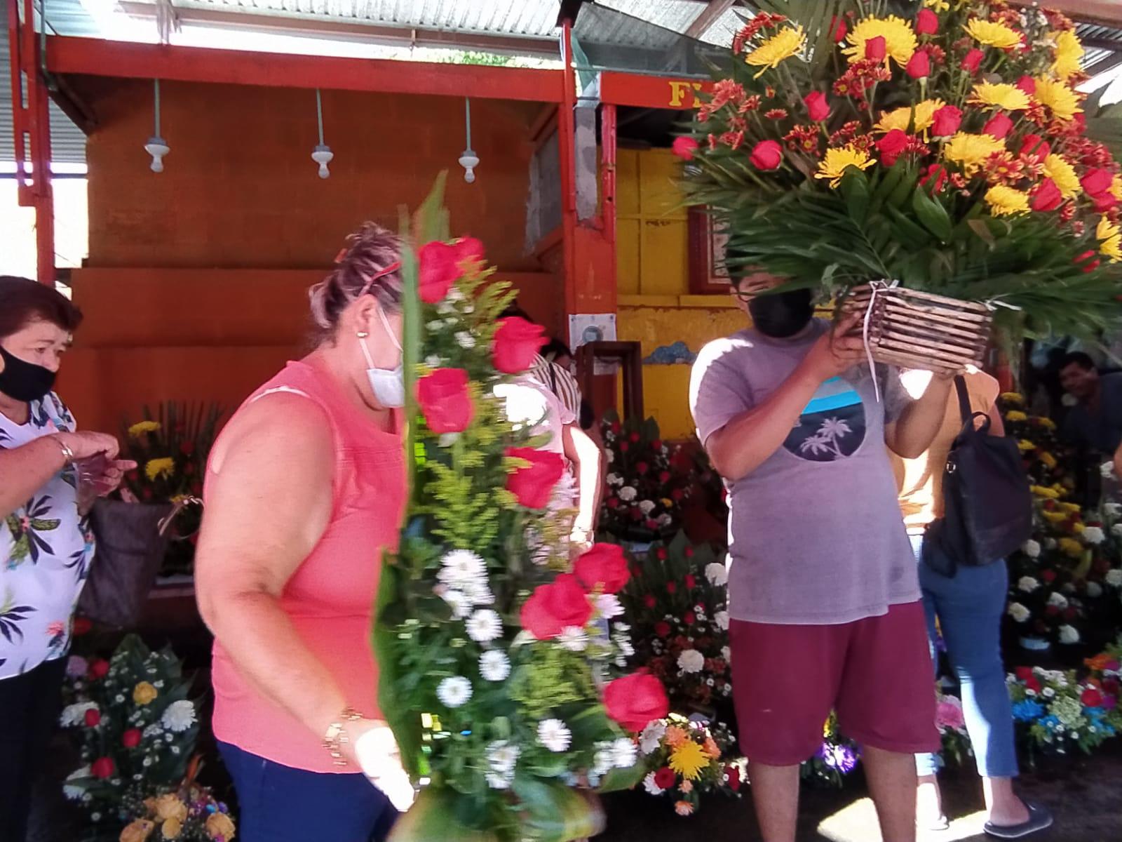 $!‘Revive’ venta de flores este Día de Muertos en Mazatlán