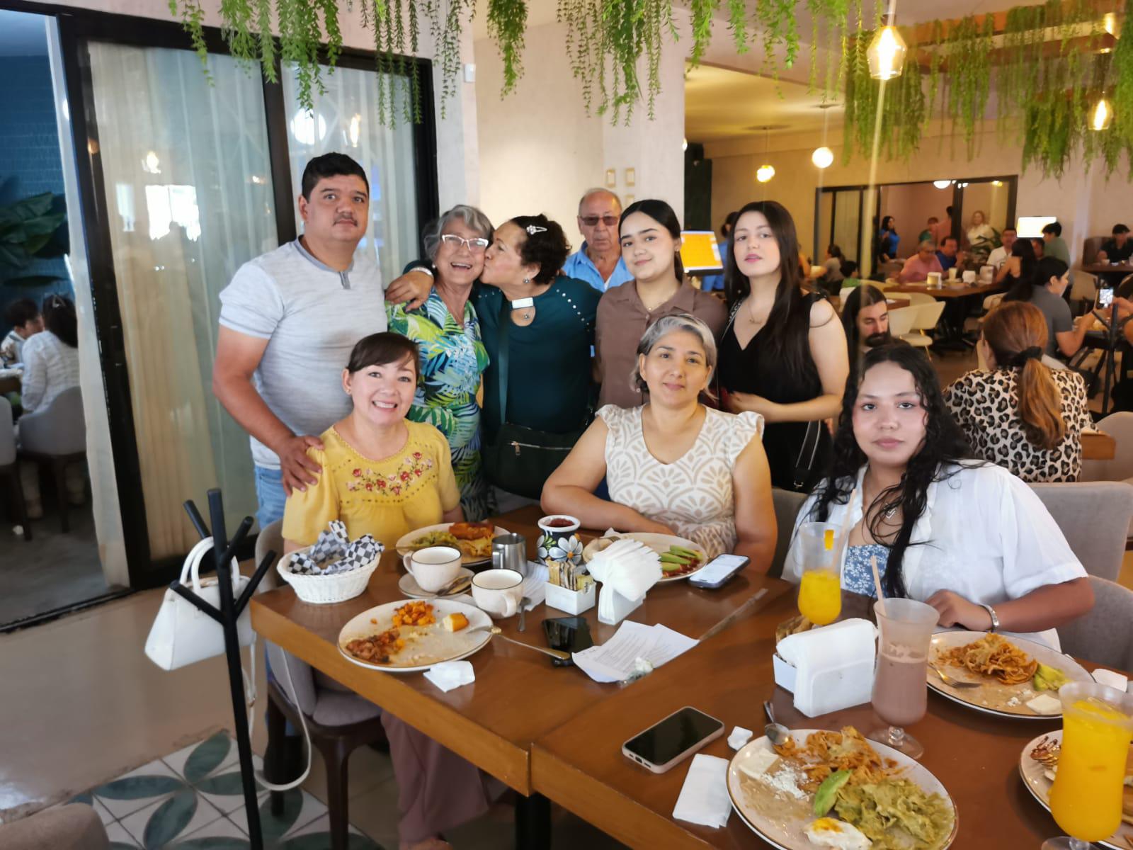 $!Muy consentida estuvo la cumpleañera por sus seres queridos.