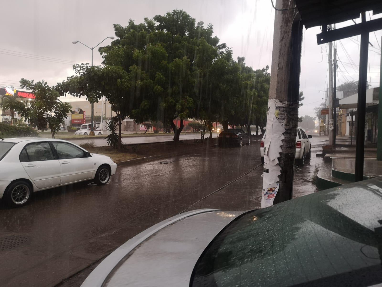 $!Remanentes del huracán Roslyn se dejan sentir con lluvia en Mazatlán