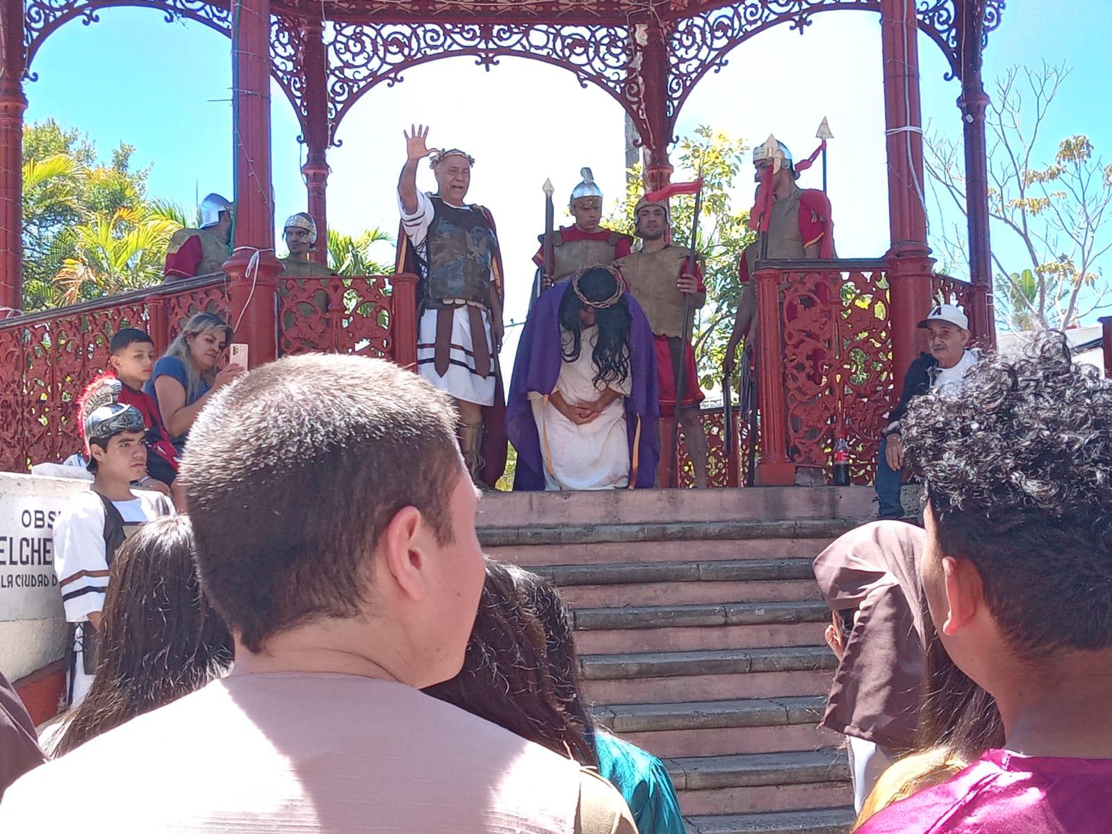 $!Mazatlecos y turistas atestiguan el Viacrucis Viviente en calles del Centro de puerto