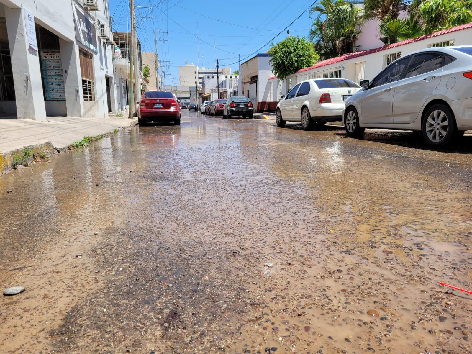 $!Fuga derrama miles de litros en Culiacán, en plena sequía