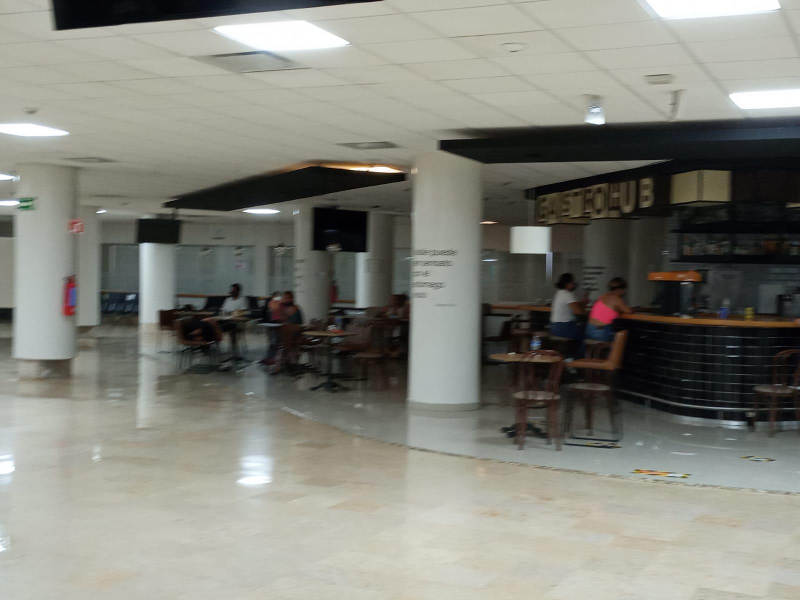 $!Turistas se quedan a dormir en el Aeropuerto Internacional de Mazatlán