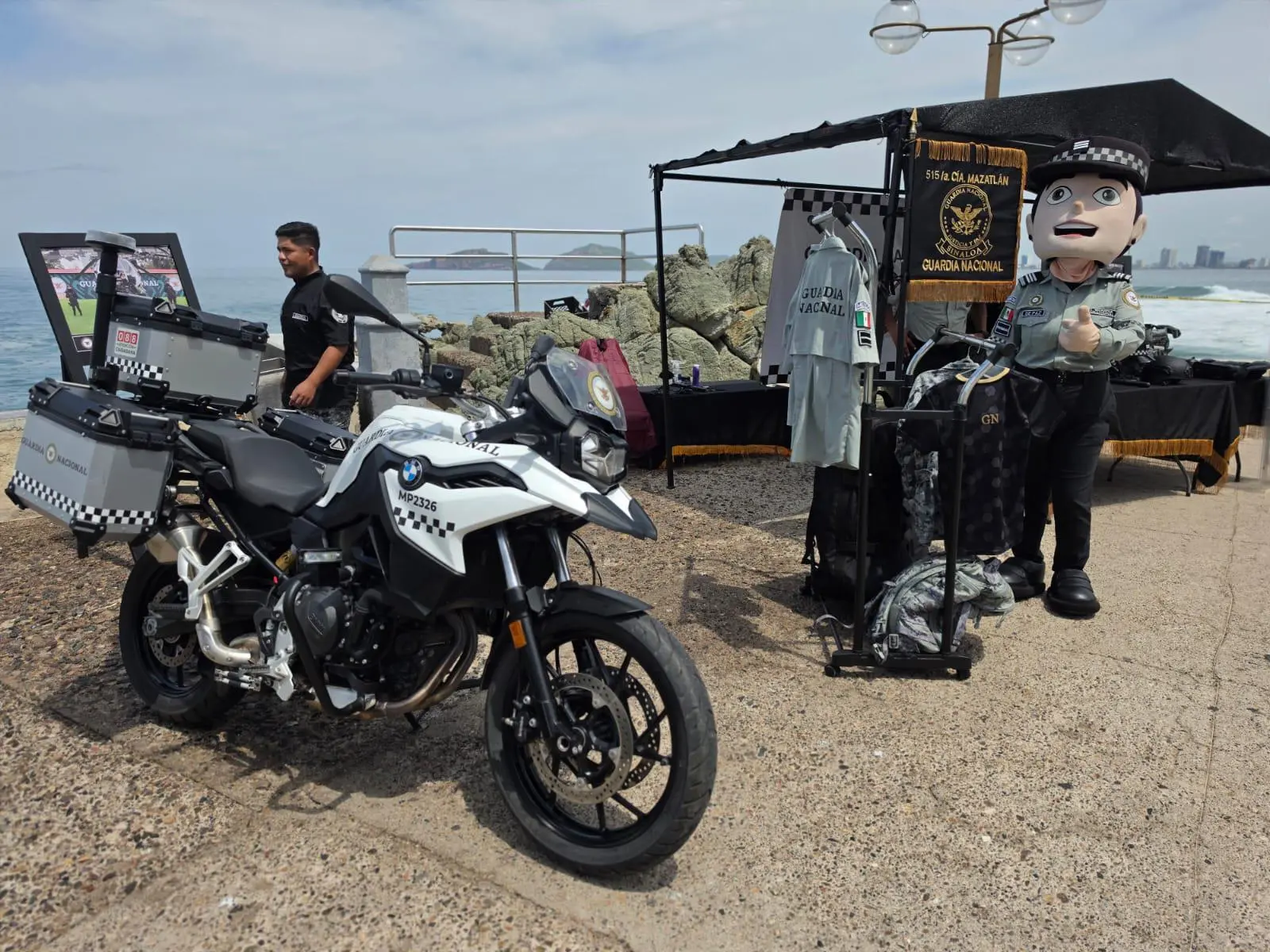 $!Realiza Guardia Nacional exposición de vehículos y equipo en Glorieta Sánchez Taboada, en Mazatlán