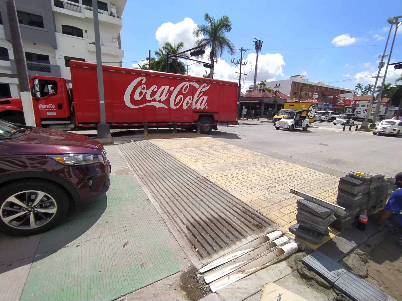 $!Paso peatonal elevado que se instaló en la zona turística de Mazatlán es una prueba, dicen autoridades