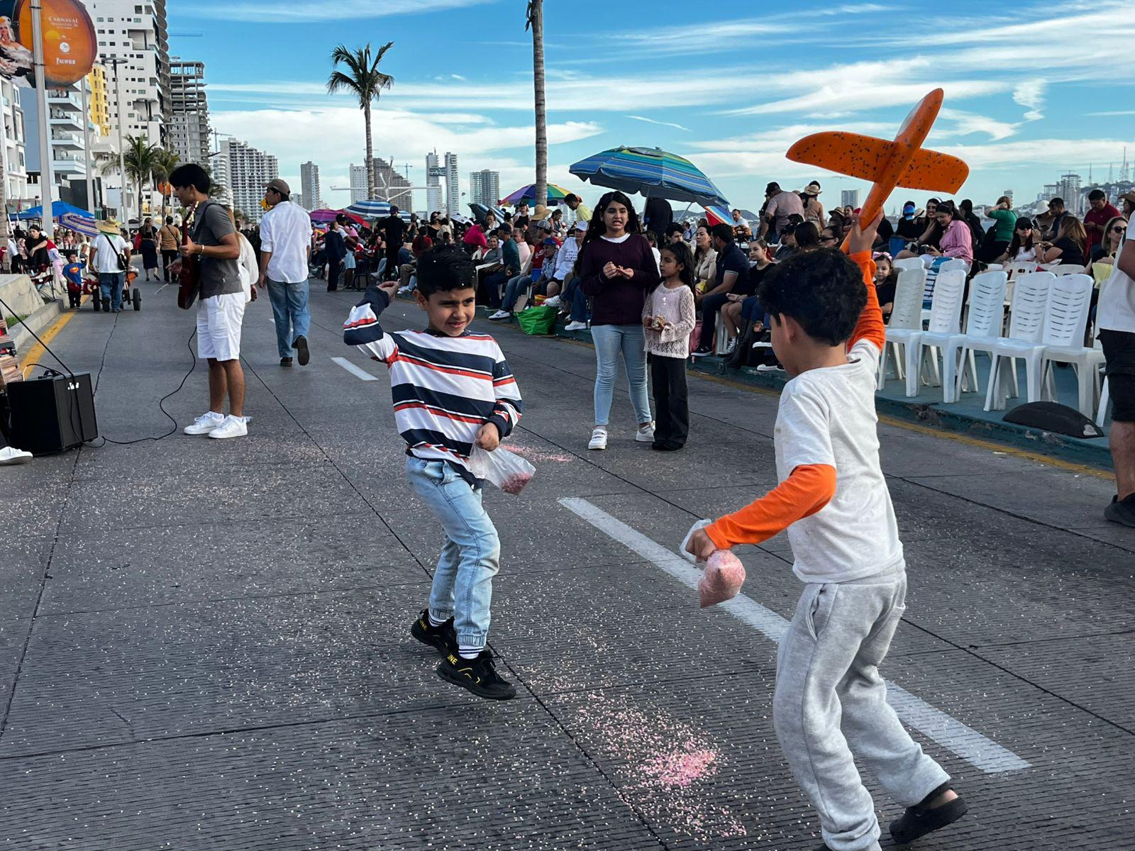 $!Mazatlán se rebeló al miedo por medio de la diversión: el desfile y su comunión con la libertad